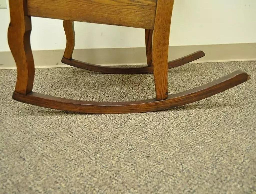 Chêne Antique Mission Arts & Crafts Carved Solid Oak Rocking Lounge Chair Rocker vtg en vente