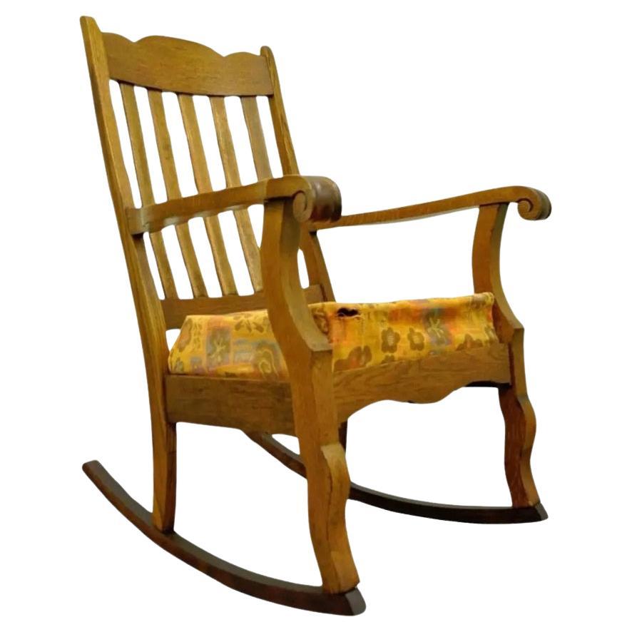 Antique Mission Arts & Crafts Carved Solid Oak Rocking Lounge Chair Rocker vtg en vente