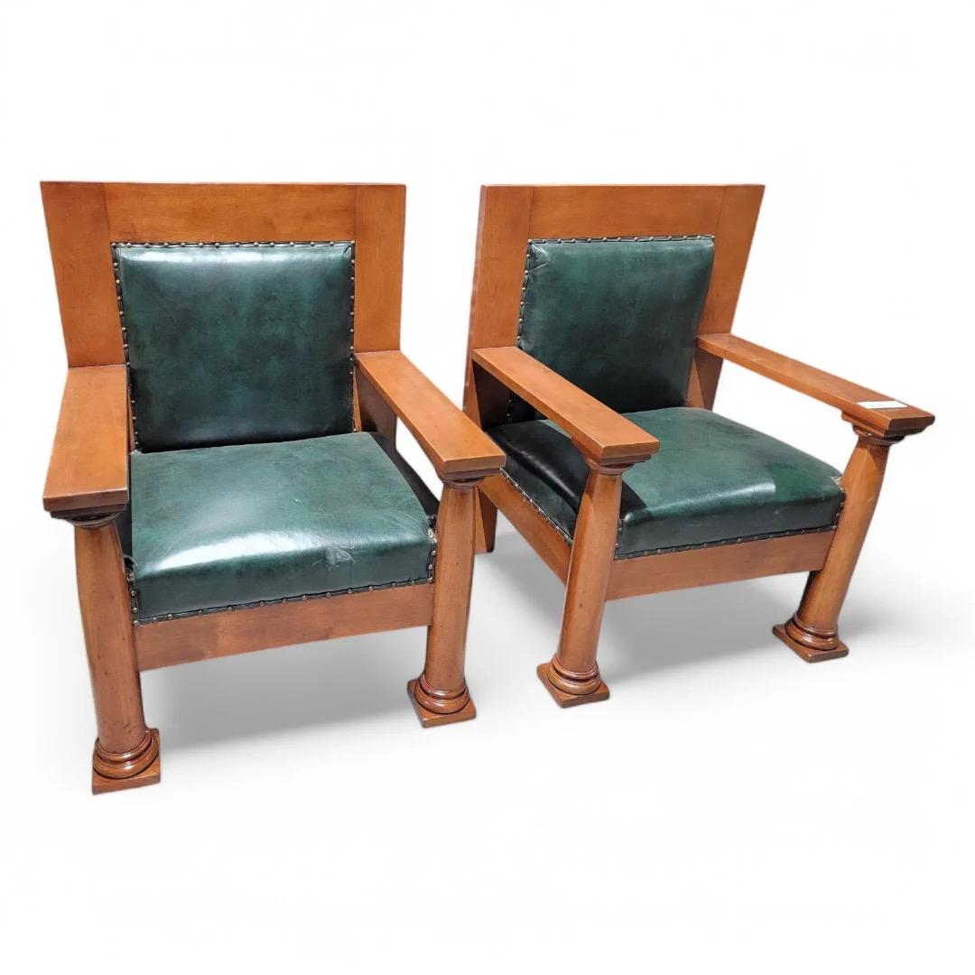 Anciennes chaises néoclassiques de style Mission Arts & Crafts en cuir d'origine vert chasseur - Paire 

Cette exquise paire de fauteuils en chêne massif à colonnes surdimensionnées, de style néoclassique Mission Arts & Crafts du 19e siècle, est