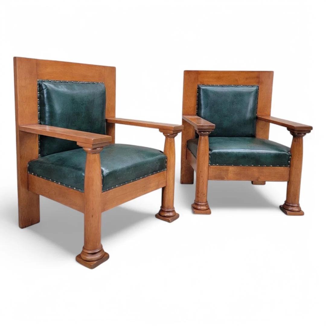 Inconnu Paire de chaises Mission Arts & Crafts anciennes en cuir vert chasseur d'origine en vente