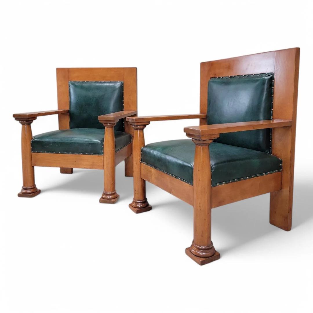 Paire de chaises Mission Arts & Crafts anciennes en cuir vert chasseur d'origine Bon état - En vente à Chicago, IL