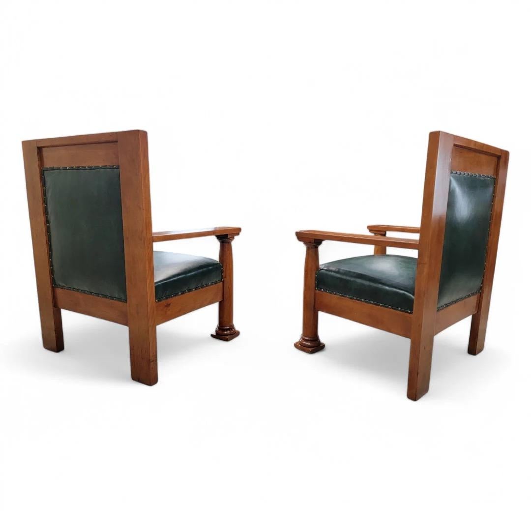 20ième siècle Paire de chaises Mission Arts & Crafts anciennes en cuir vert chasseur d'origine en vente