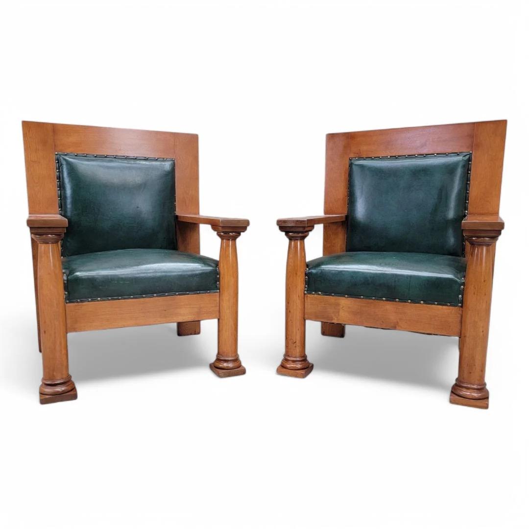 Paire de chaises Mission Arts & Crafts anciennes en cuir vert chasseur d'origine en vente 1
