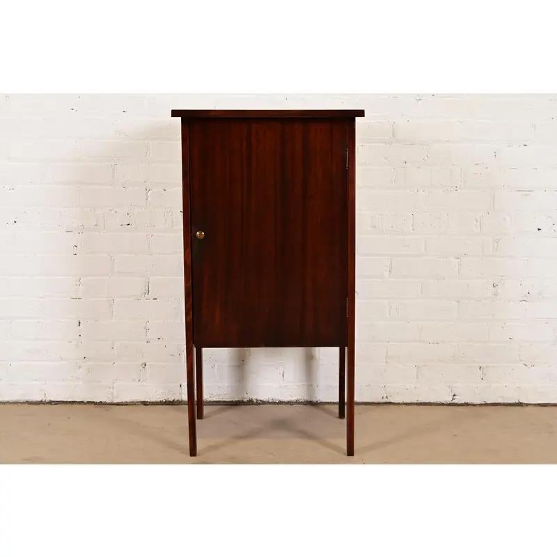 Precioso mueble de música o mueble bar antiguo de caoba de la época Mission o Arts & Crafts

A la manera de Charles P. Limbert Co.

EE.UU., Circa 1900

Medidas: 19