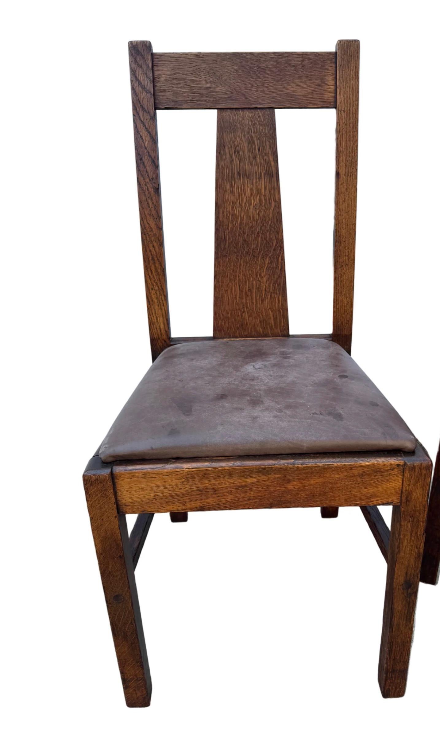 Sedie da pranzo in quercia Mission Arts & Crafts. Set di quattro. Inizio del XX secolo. Condizioni originali. La pelle dei sedili è stata sostituita.

Età: 1900 - 1950

Stile di arredamento: Mission (1890 - 1920)

Dimensioni complessive: Altezza