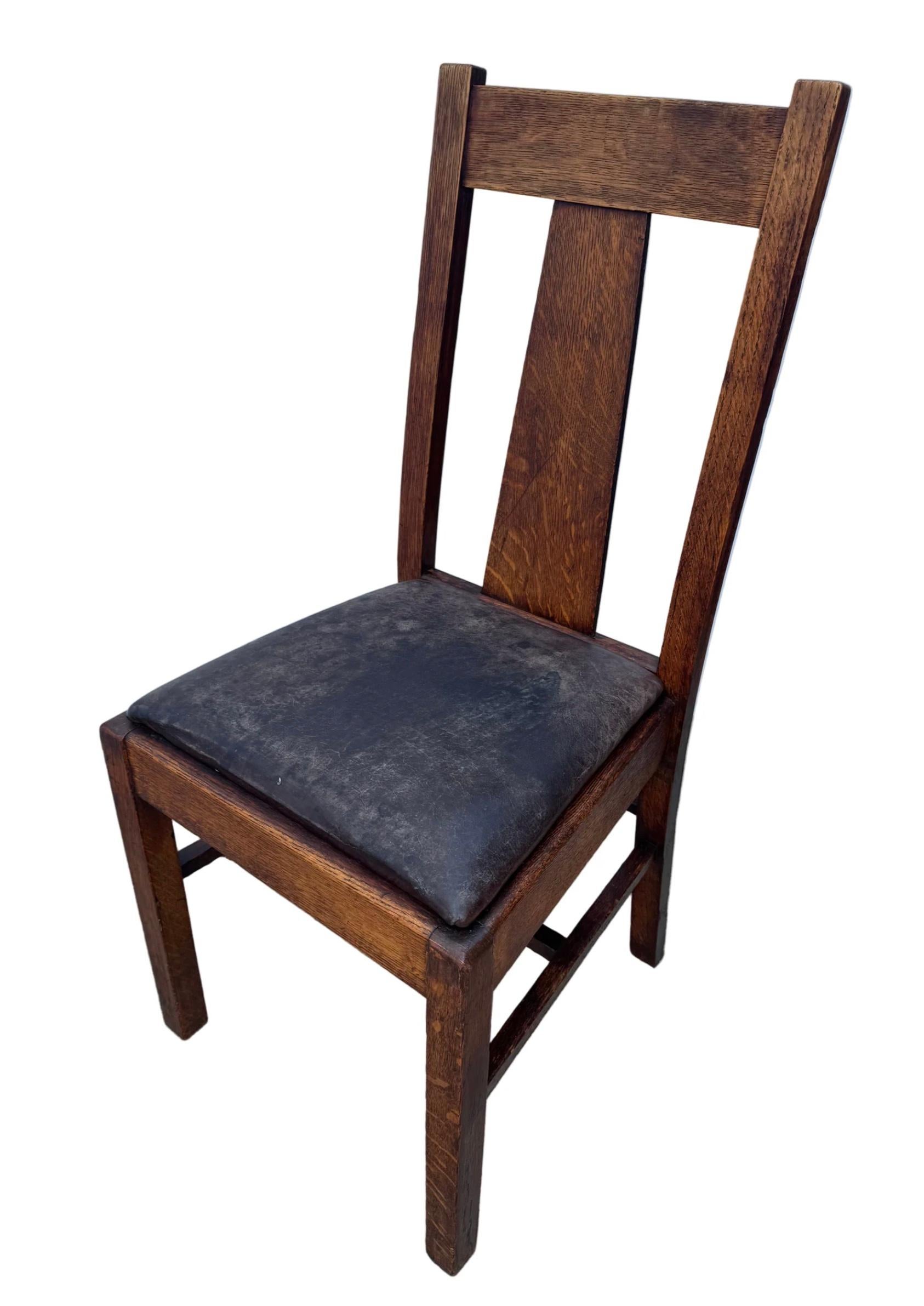 Inizio XX secolo Set di quattro sedie da pranzo in quercia Mission Arts & Crafts CIRCA 1900 in vendita