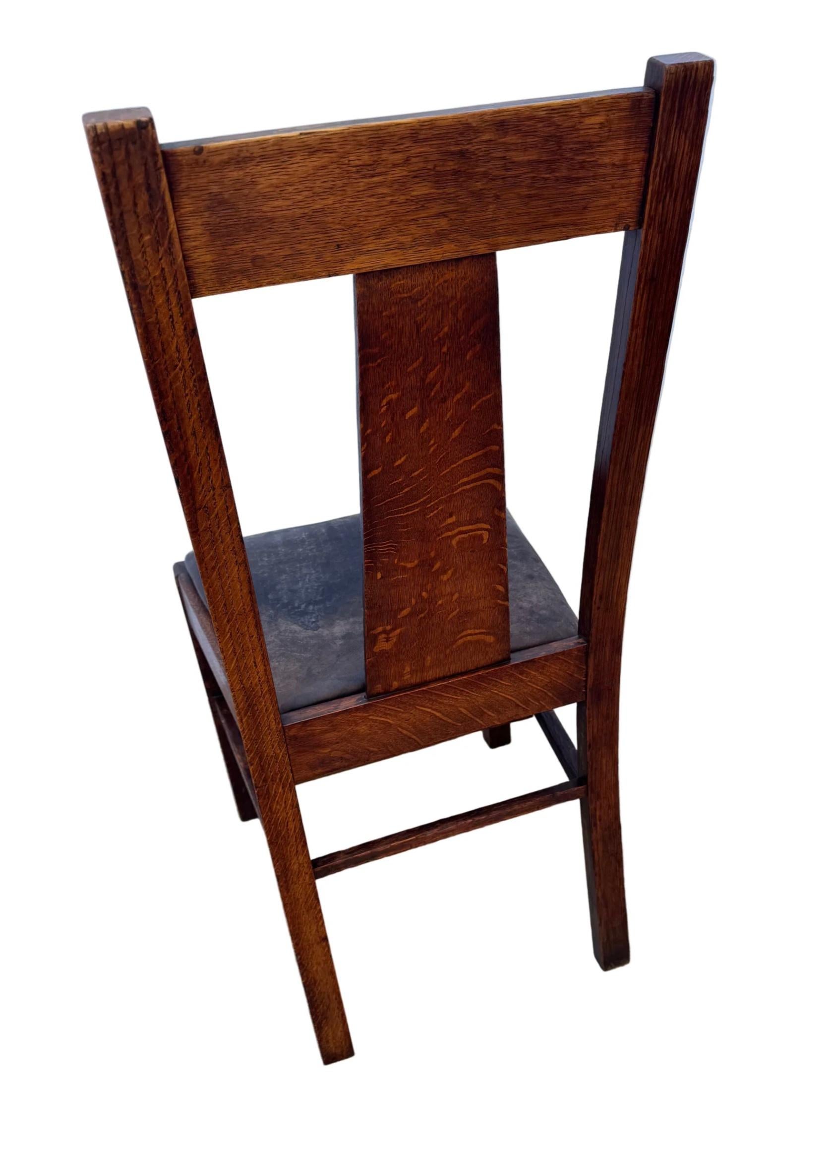 Pelle Set di quattro sedie da pranzo in quercia Mission Arts & Crafts CIRCA 1900 in vendita