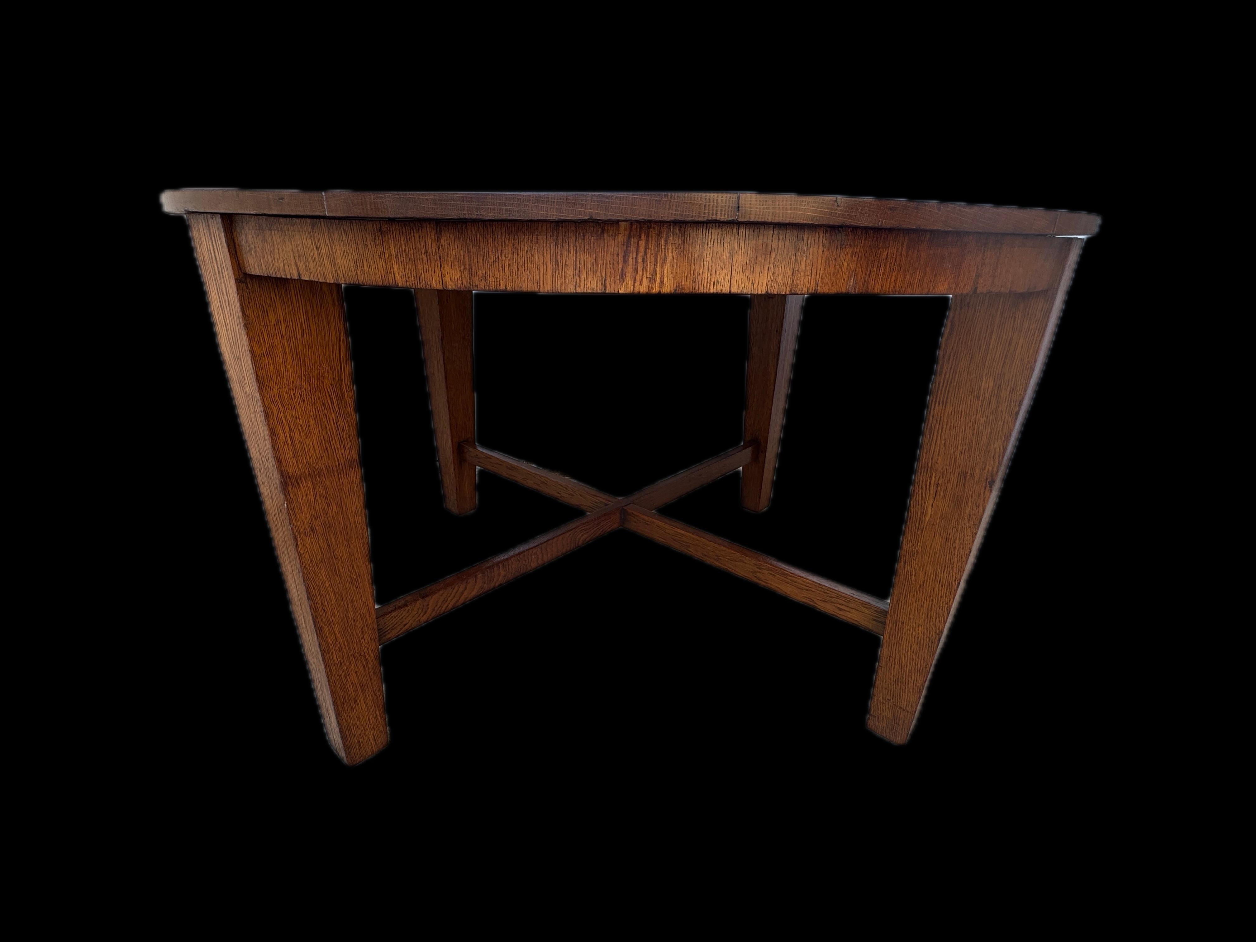 Falegnameria Antico tavolo da pranzo Mission Arts & Crafts rotondo in quercia segata a quarto, CIRCA 1900 in vendita