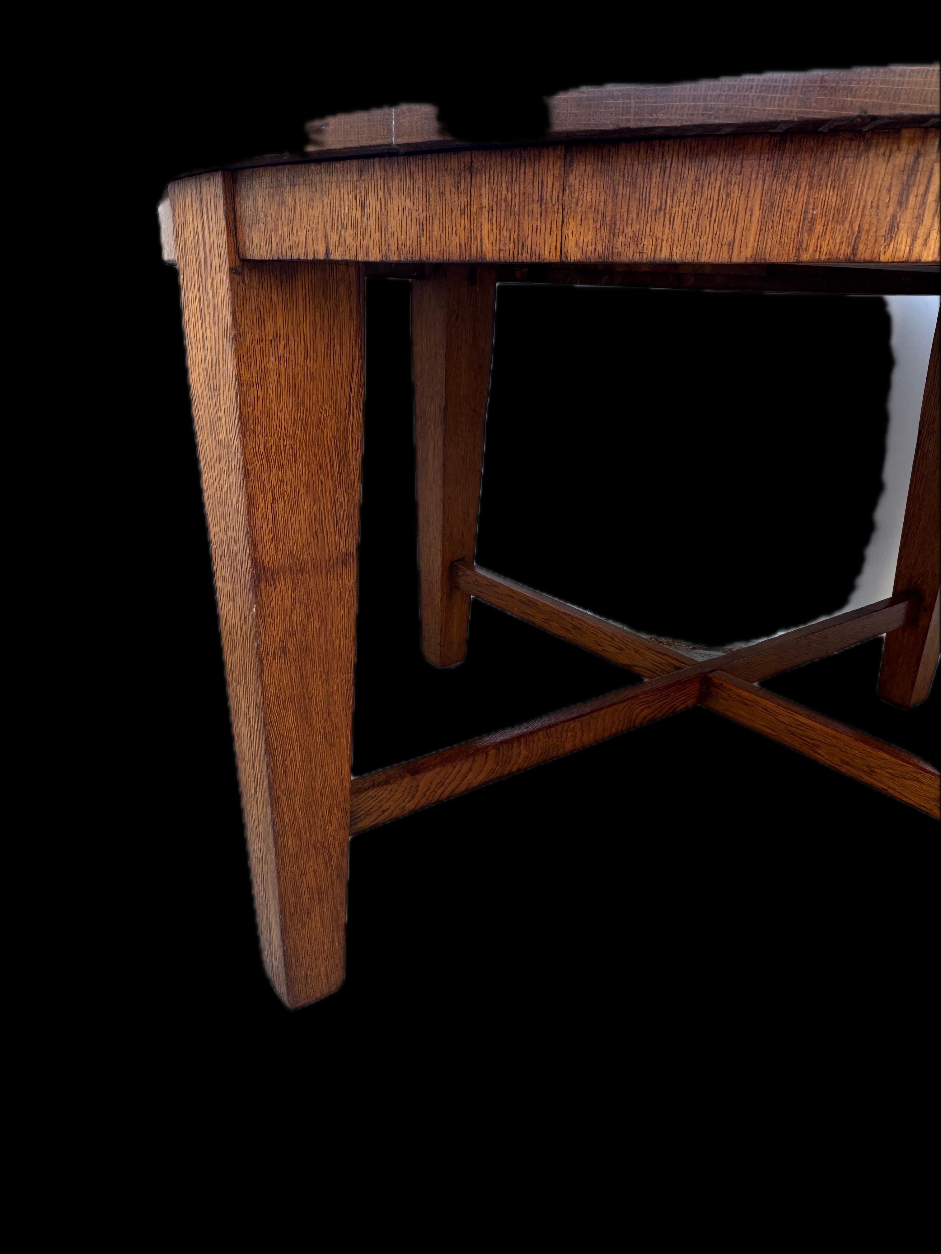 Inizio XX secolo Antico tavolo da pranzo Mission Arts & Crafts rotondo in quercia segata a quarto, CIRCA 1900 in vendita