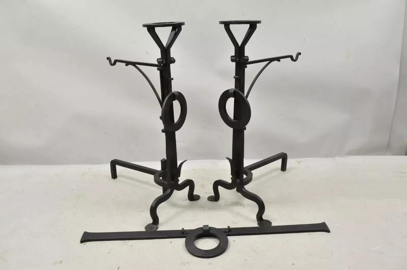 Antike Mission Arts & Crafts Wrought Iron Kamin Andirons & Fender - 3pc Set. Artikel mit 2 Schwenkarmen für Töpfe, große eiserne Fallringe, handgeschmiedete Details, abnehmbare Stange mit Ring, schmiedeeiserne Konstruktion, sehr schöner antiker