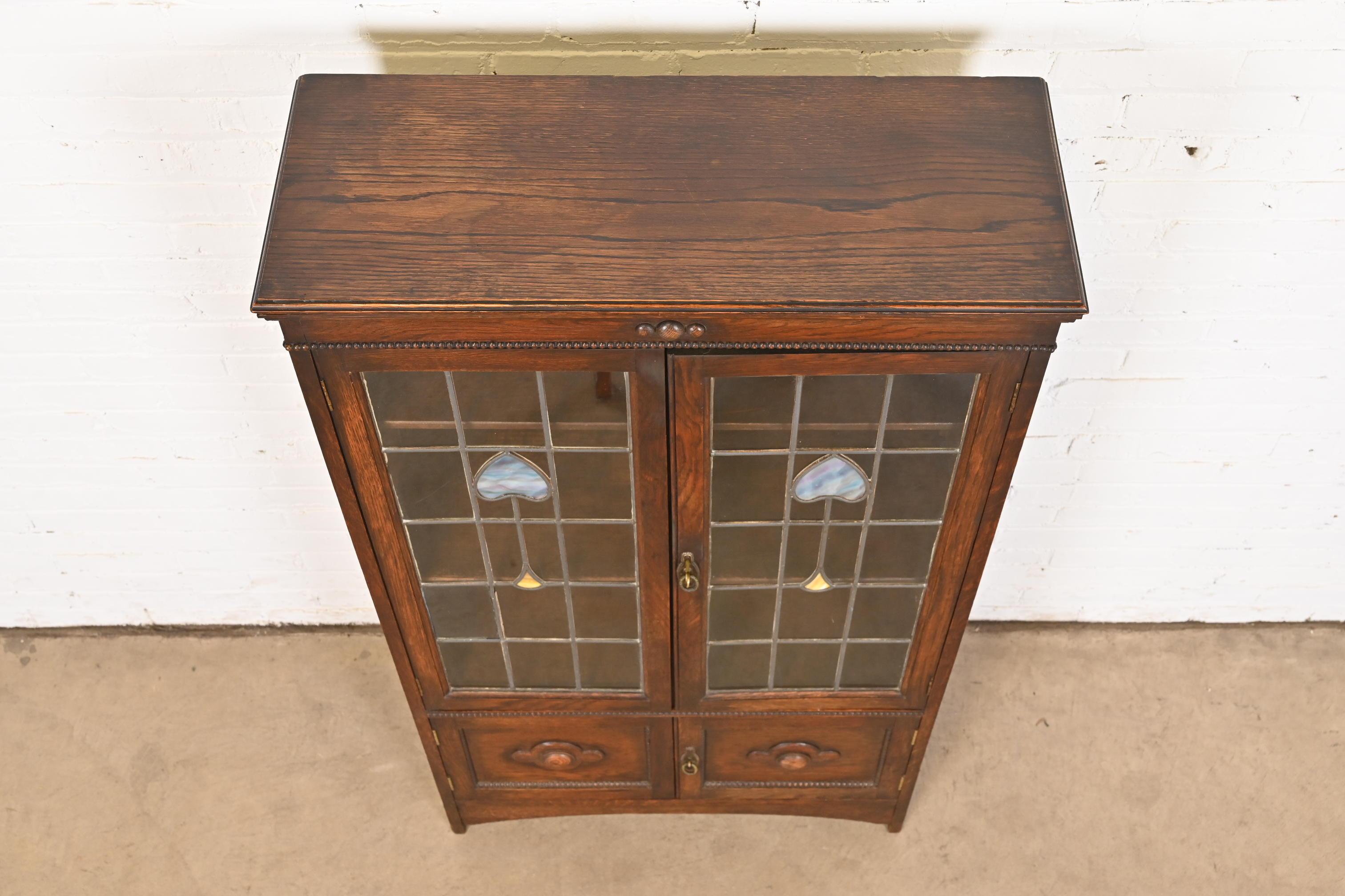 Antique Mission Oak Arts & Crafts Bookcase With Stained Leaded Glass Doors In Good Condition In South Bend, IN