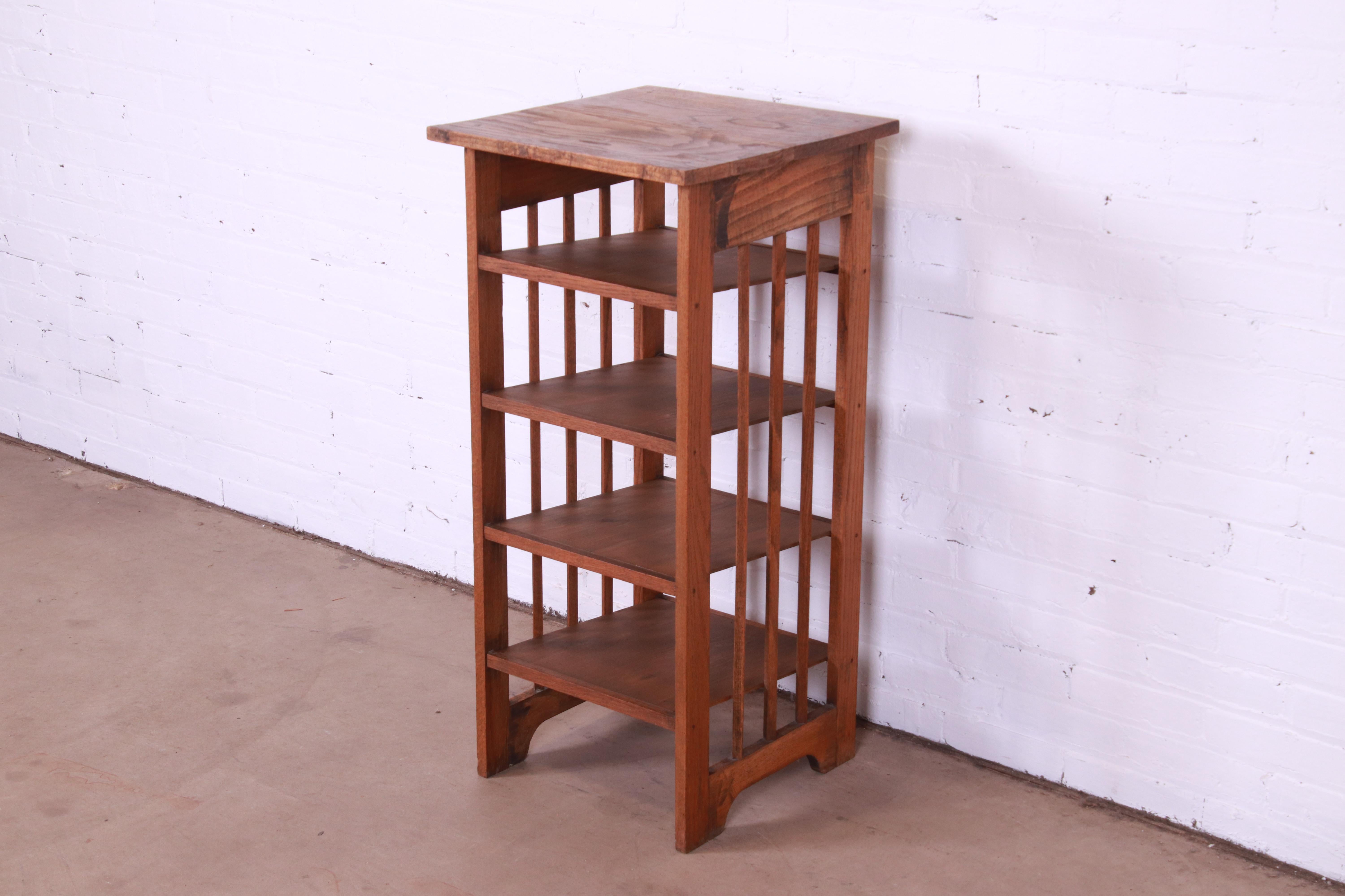 A beautiful antique Mission oak Arts & Crafts five-tier side table or bookshelf

Recently procured from Frank Lloyd Wright's DeRhodes House

In the manner of Stickley

USA, Circa 1920s

Measures: 18