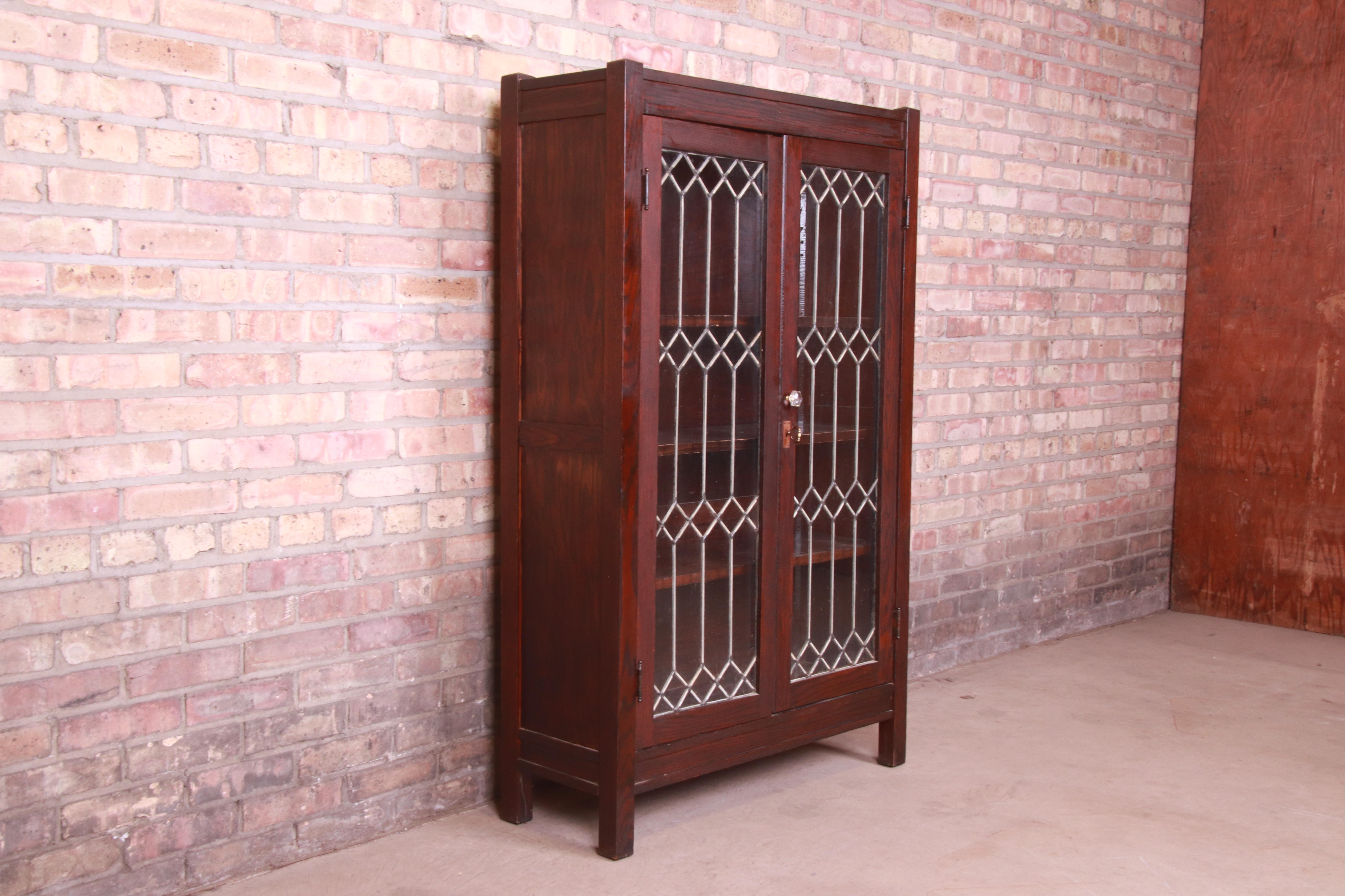 A beautiful antique Arts & Crafts bookcase cabinet

In the manner of Stickley

USA, Circa 1900

Oak, with leaded glass doors.

Measures: 34.25