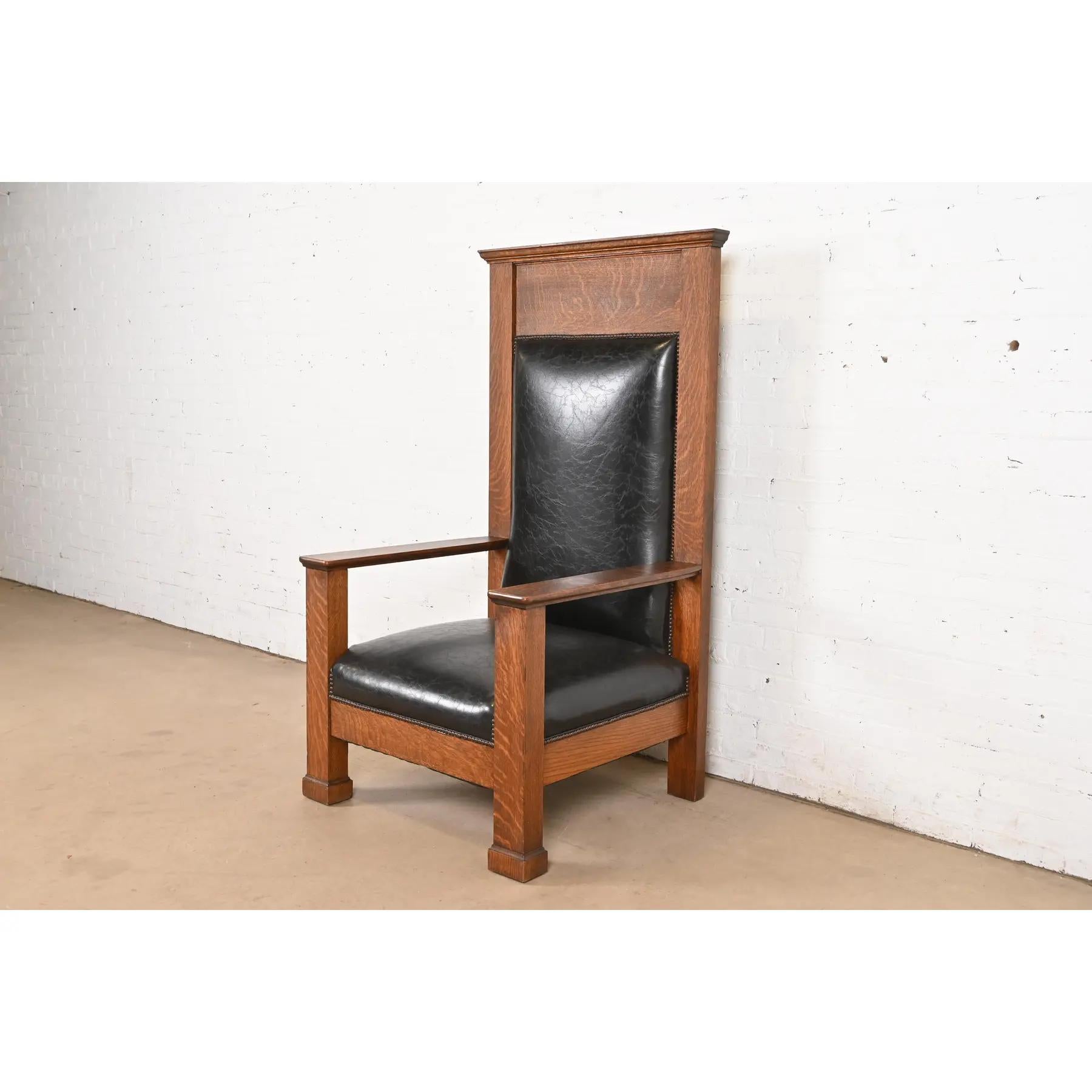 Una excepcional silla de trono monumental Mission o Arts & Crafts

A la manera de Stickley Brothers

EE.UU., Circa 1900

Madera de roble tallada, con asiento y respaldo de cuero con tachuelas de latón.

Medidas: 33,5