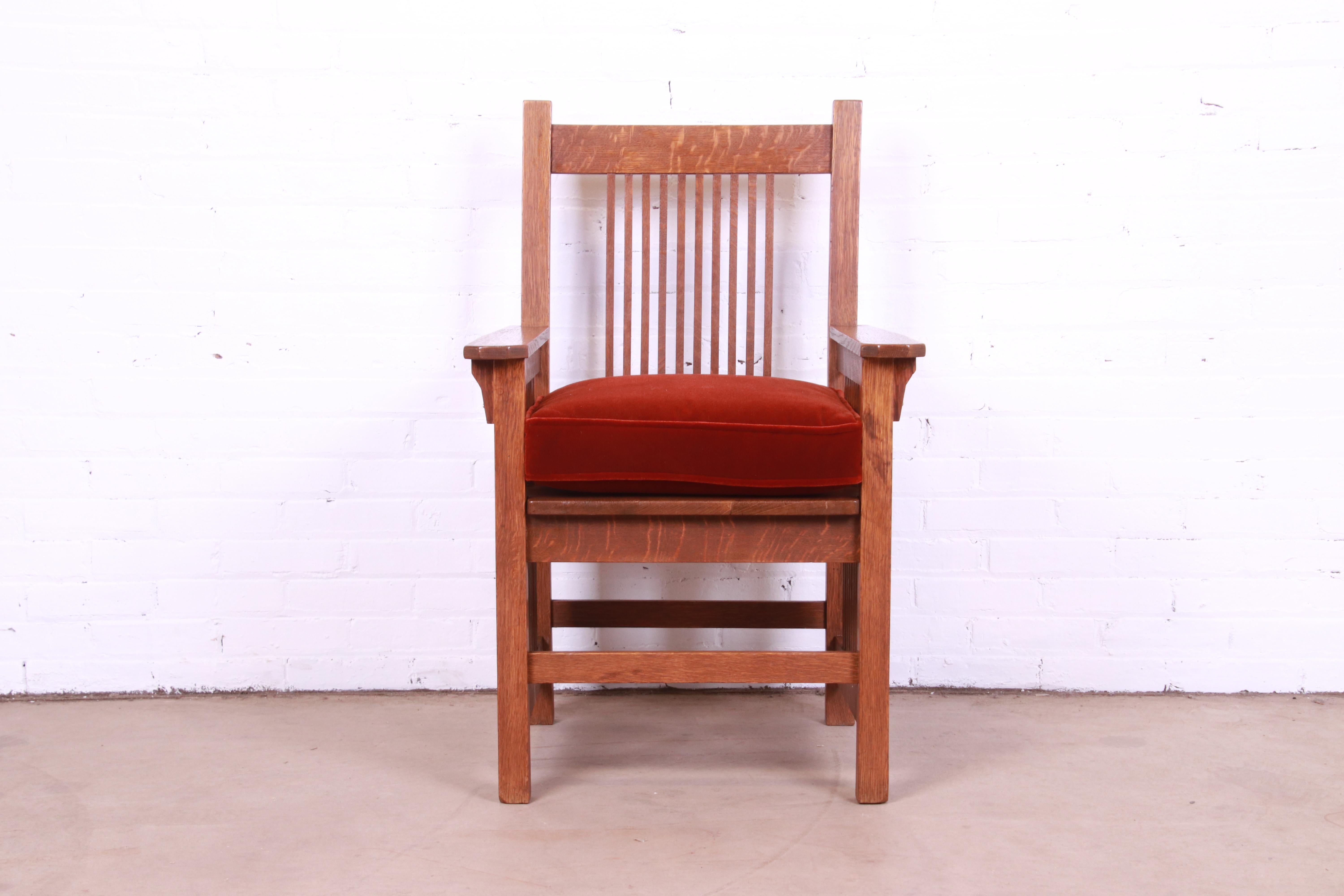 A gorgeous Mission oak Arts & Crafts spindle armchair, club chair, or lounge chair

Recently procured from Frank Lloyd Wright's DeRhodes House

Attributed to Stickley

USA, Circa 1900

Solid quarter sawn oak, with newer red velvet