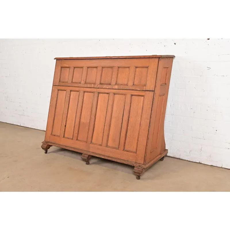 A beautiful and rare Mission or Arts & Crafts period quarter sawn oak standing map case or cabinet on casters

In the manner of Stickley

USA, Circa 1900

Measures: 54