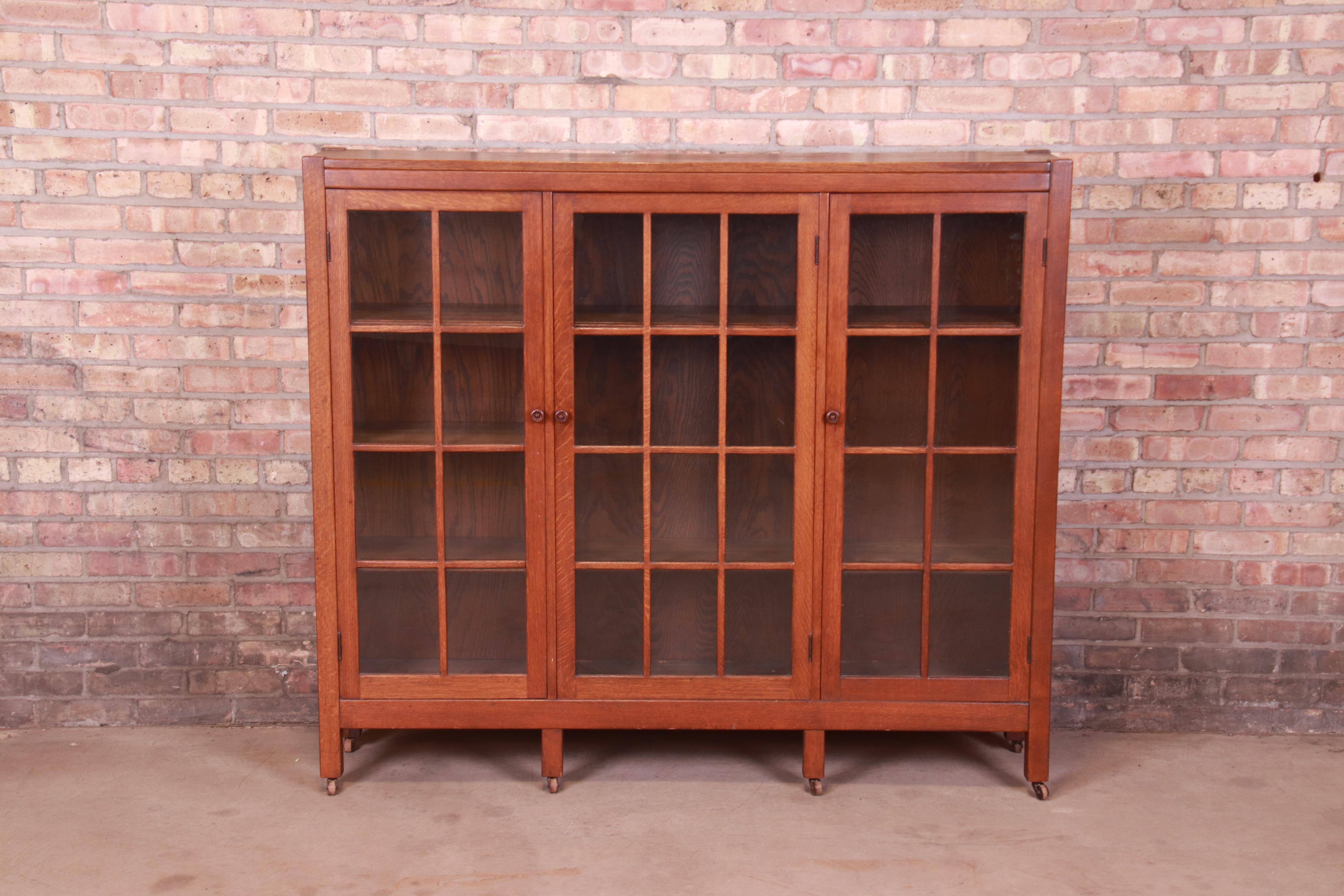 A gorgeous Stickley style antique Arts & Crafts triple bookcase cabinet

By Rockford National Furniture Co. and retailed by Mandel Brothers, Chicago

USA, Circa 1900

Quarter sawn oak, with mullioned glass front doors.

Measures: 73