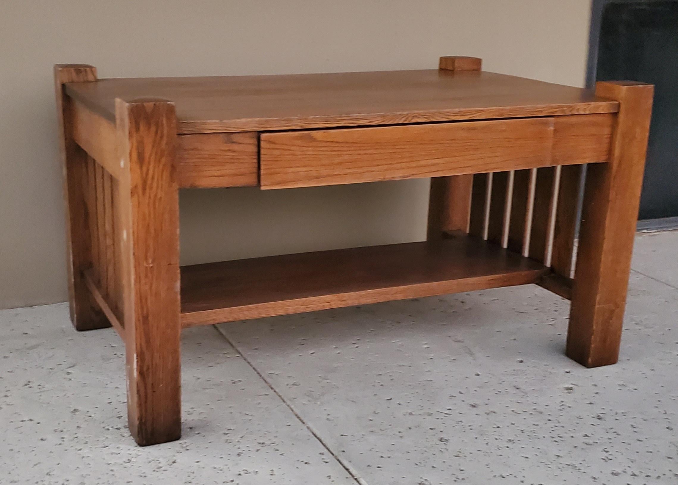 Ancienne table de bibliothèque en chêne de mission avec écritoire et encrier coulissant en vente 3