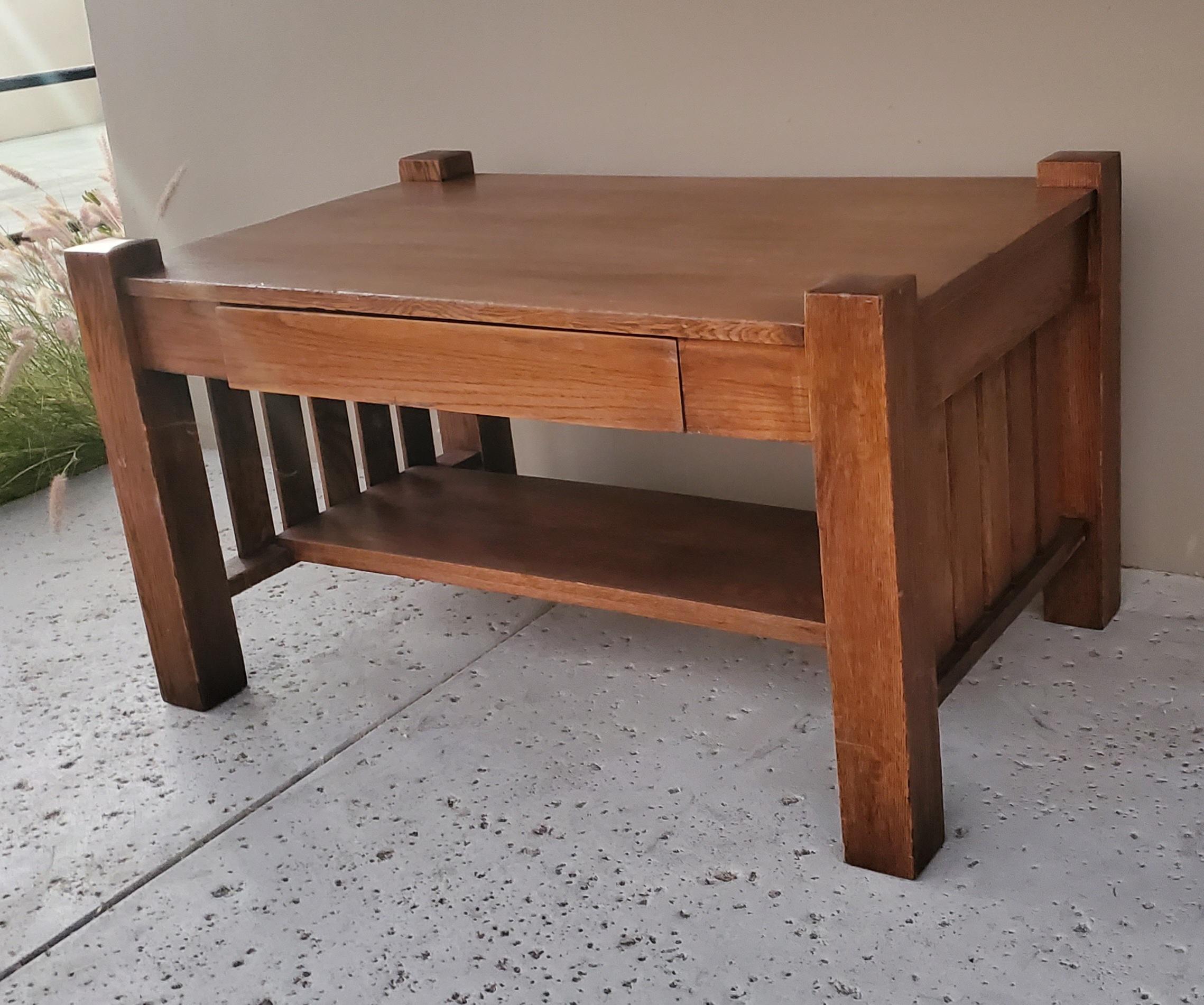 Ancienne table de bibliothèque en chêne de mission avec écritoire et encrier coulissant en vente 4