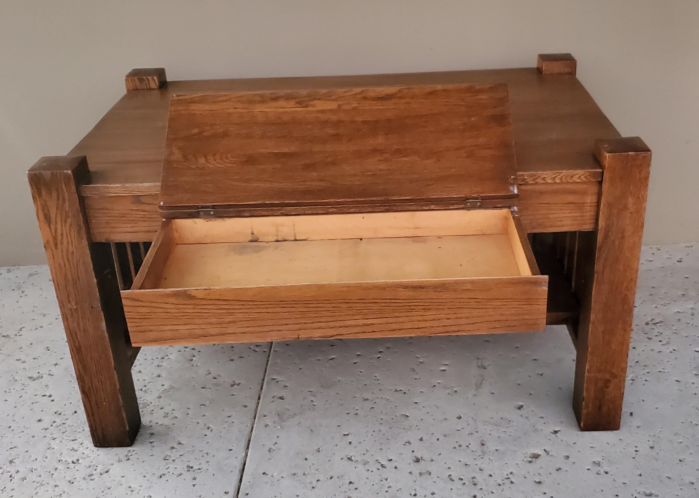 Ancienne table de bibliothèque en chêne de mission avec écritoire et encrier coulissant en vente 8