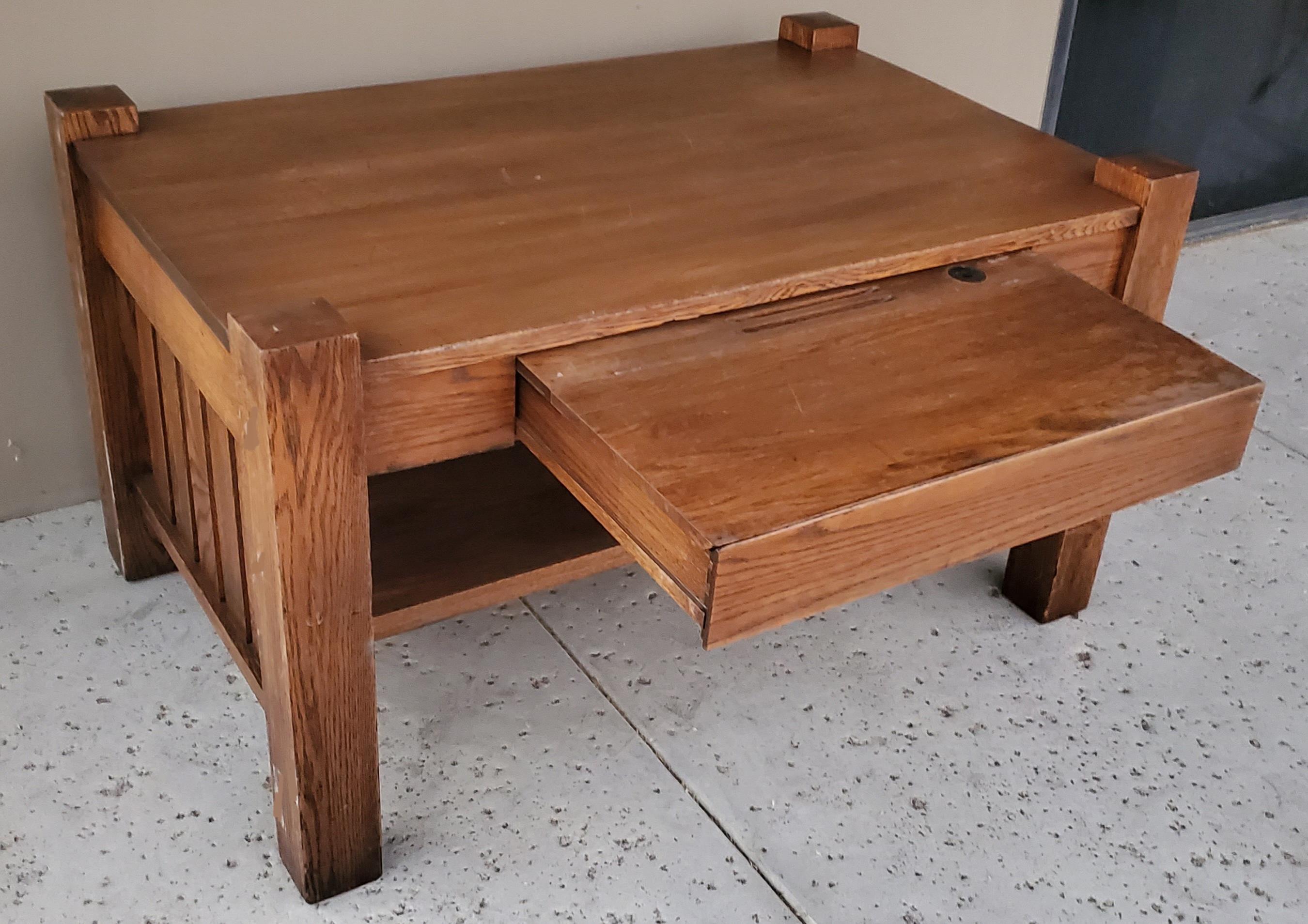 Américain Ancienne table de bibliothèque en chêne de mission avec écritoire et encrier coulissant en vente