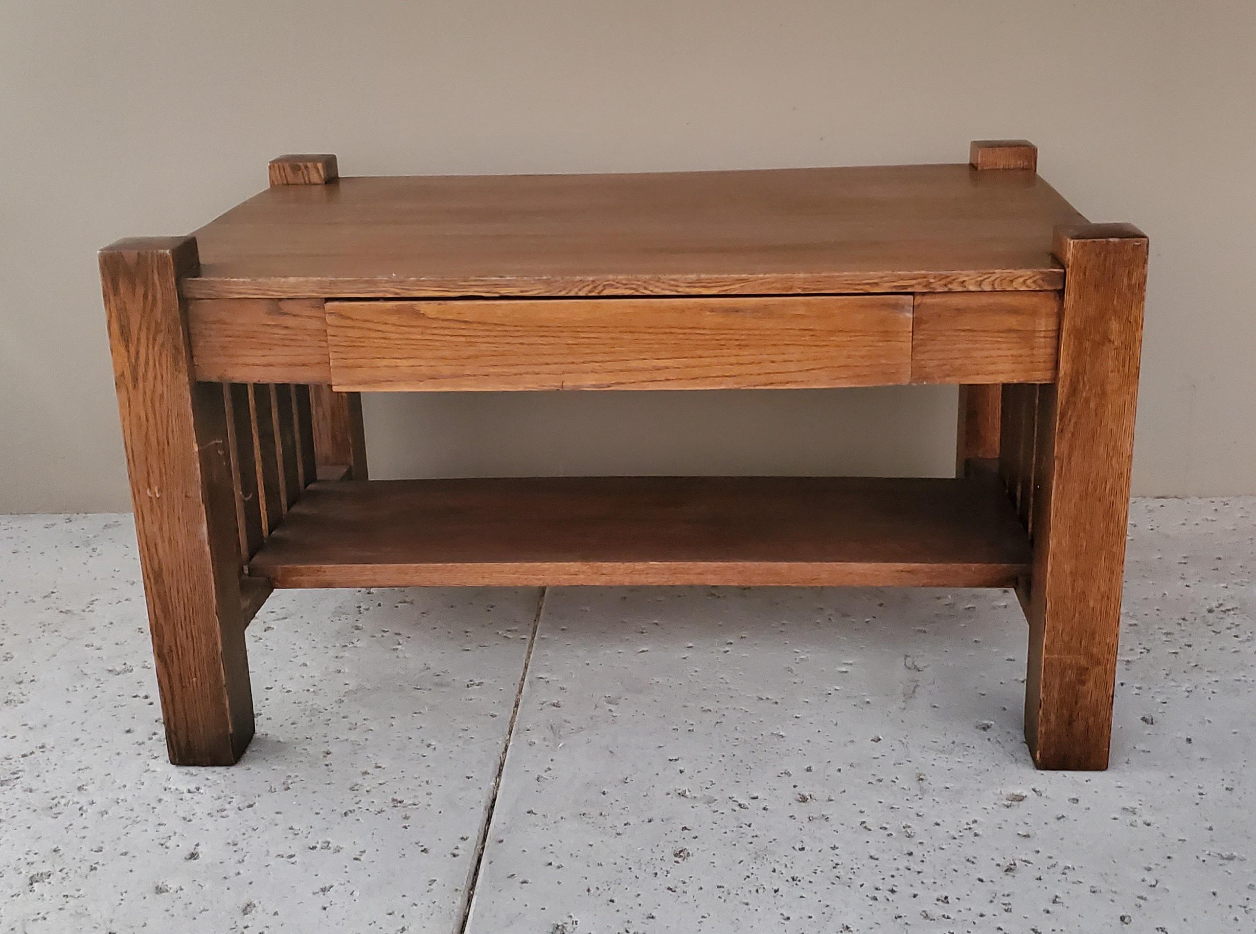 Ancienne table de bibliothèque en chêne de mission avec écritoire et encrier coulissant Bon état - En vente à Monrovia, CA