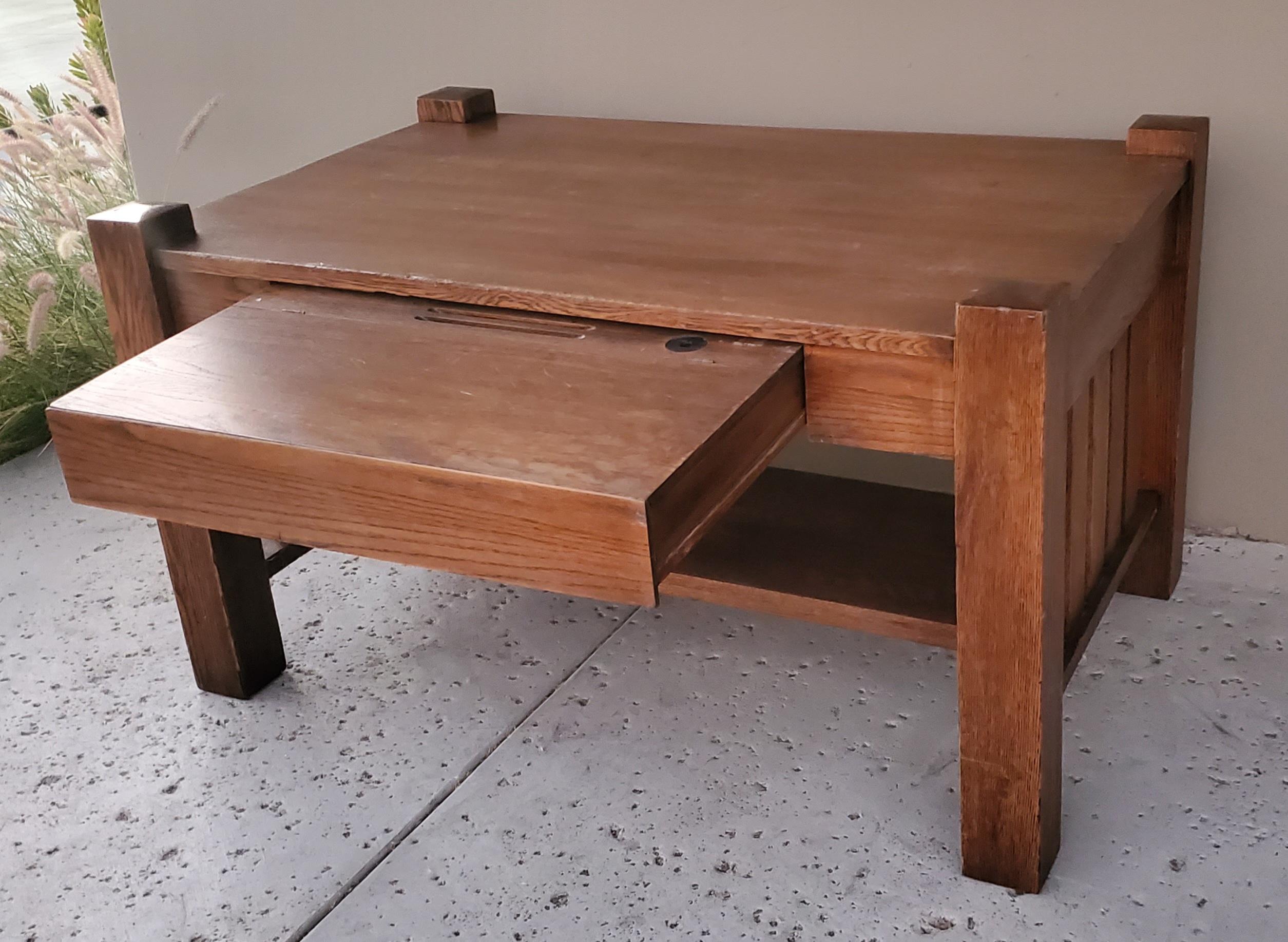 20ième siècle Ancienne table de bibliothèque en chêne de mission avec écritoire et encrier coulissant en vente