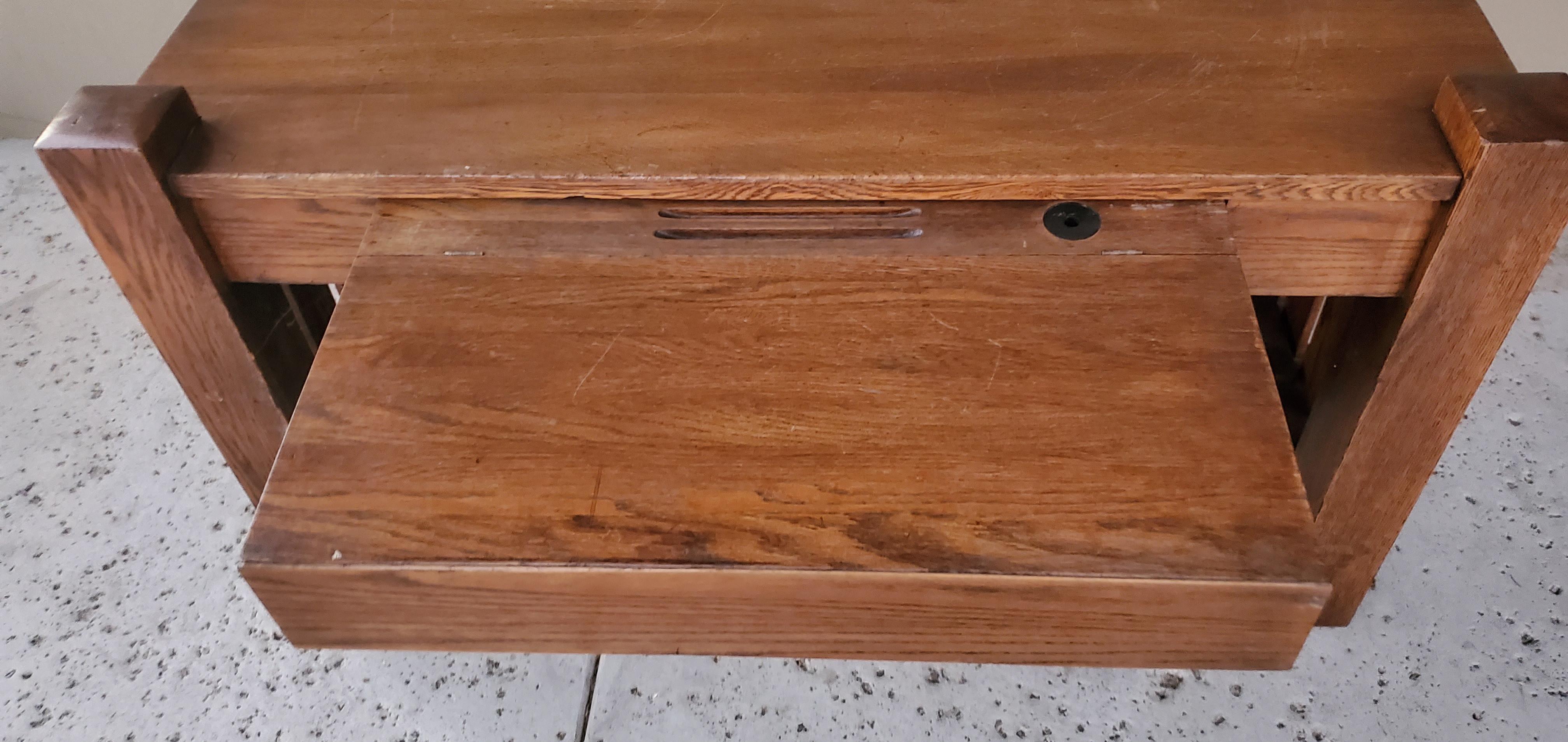 Chêne Ancienne table de bibliothèque en chêne de mission avec écritoire et encrier coulissant en vente