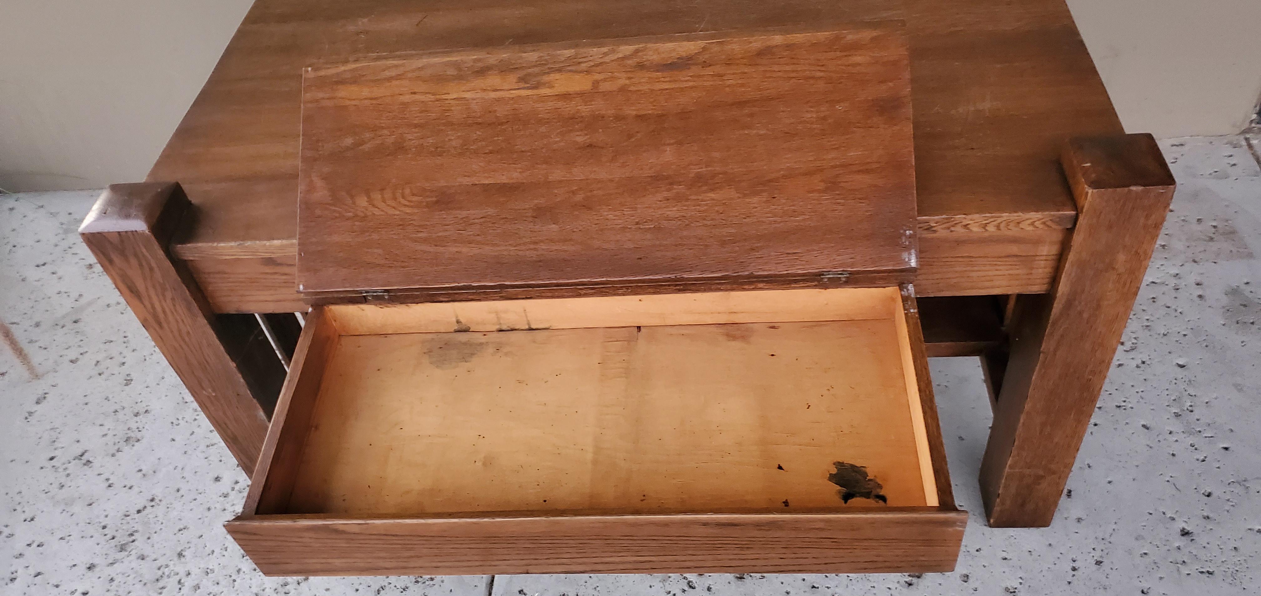 Ancienne table de bibliothèque en chêne de mission avec écritoire et encrier coulissant en vente 2