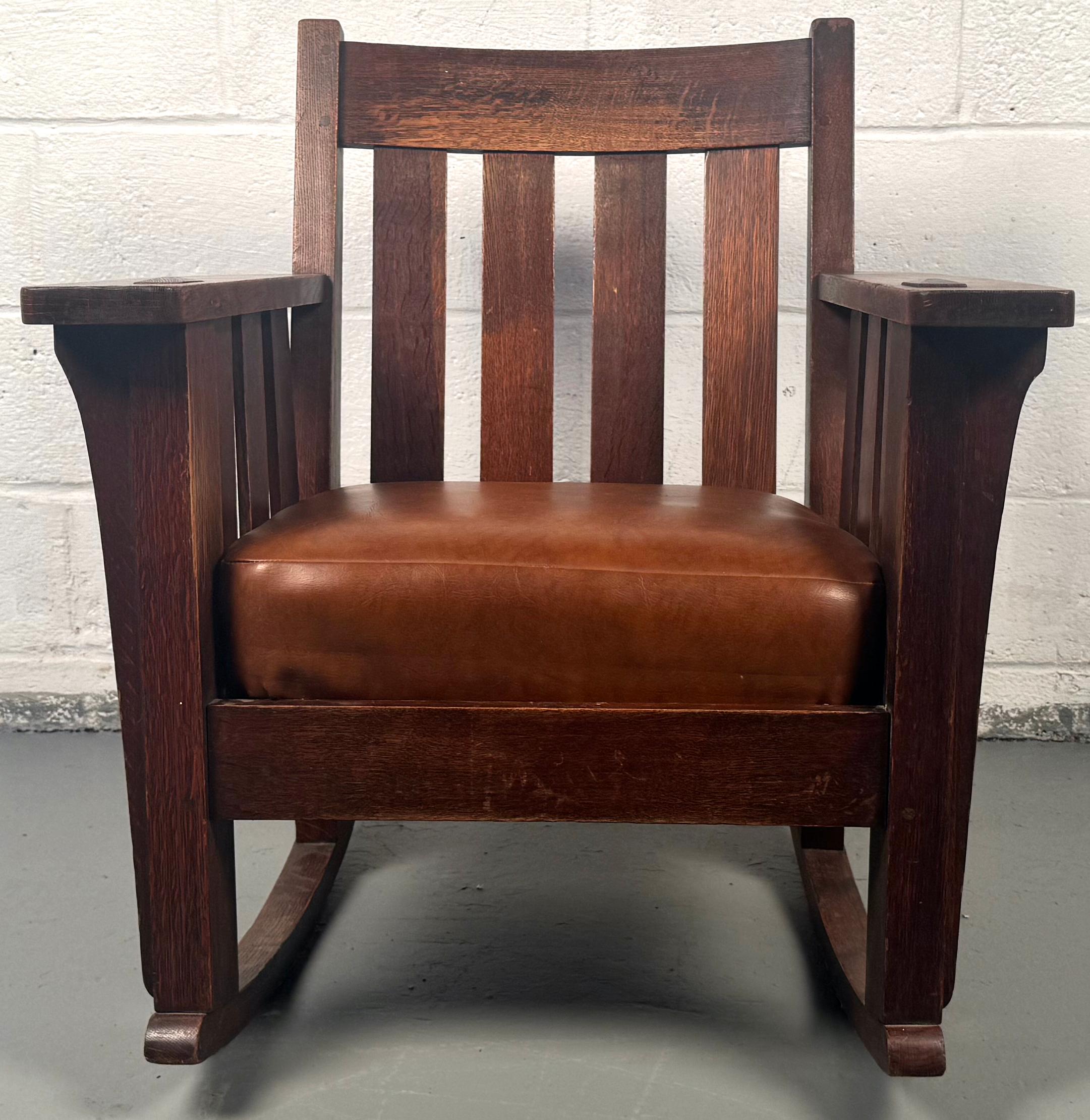 Silla mecedora antigua Mission Oak de Stickley Moderno de mediados de siglo en venta