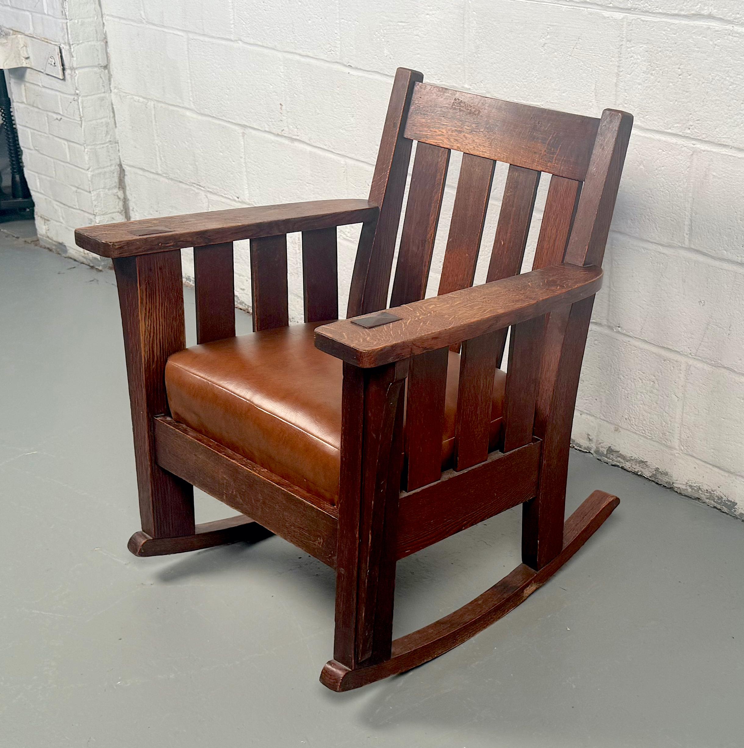 Silla mecedora antigua Mission Oak de Stickley Estadounidense en venta