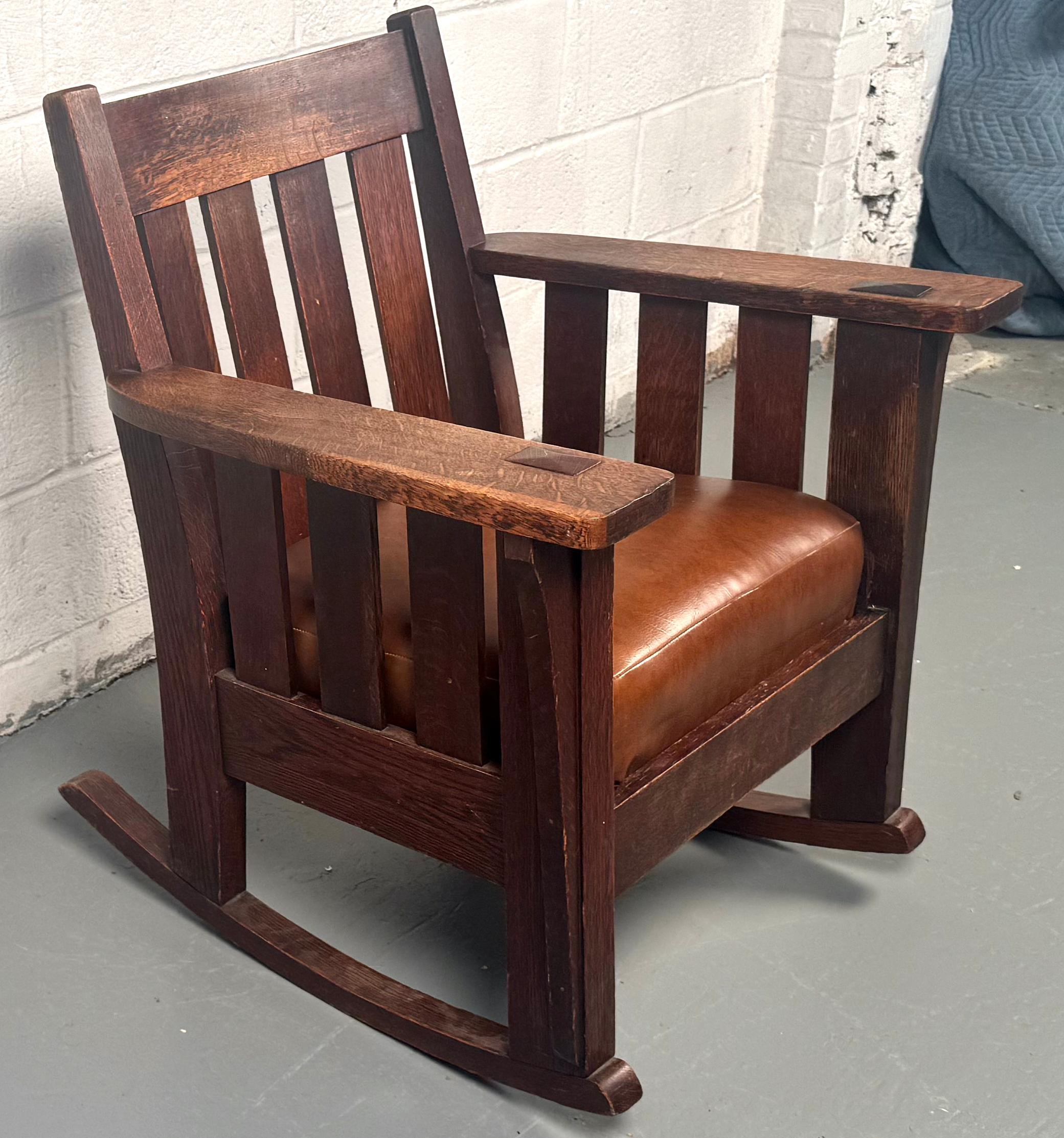 Silla mecedora antigua Mission Oak de Stickley en Bueno estado para la venta en Brooklyn, NY