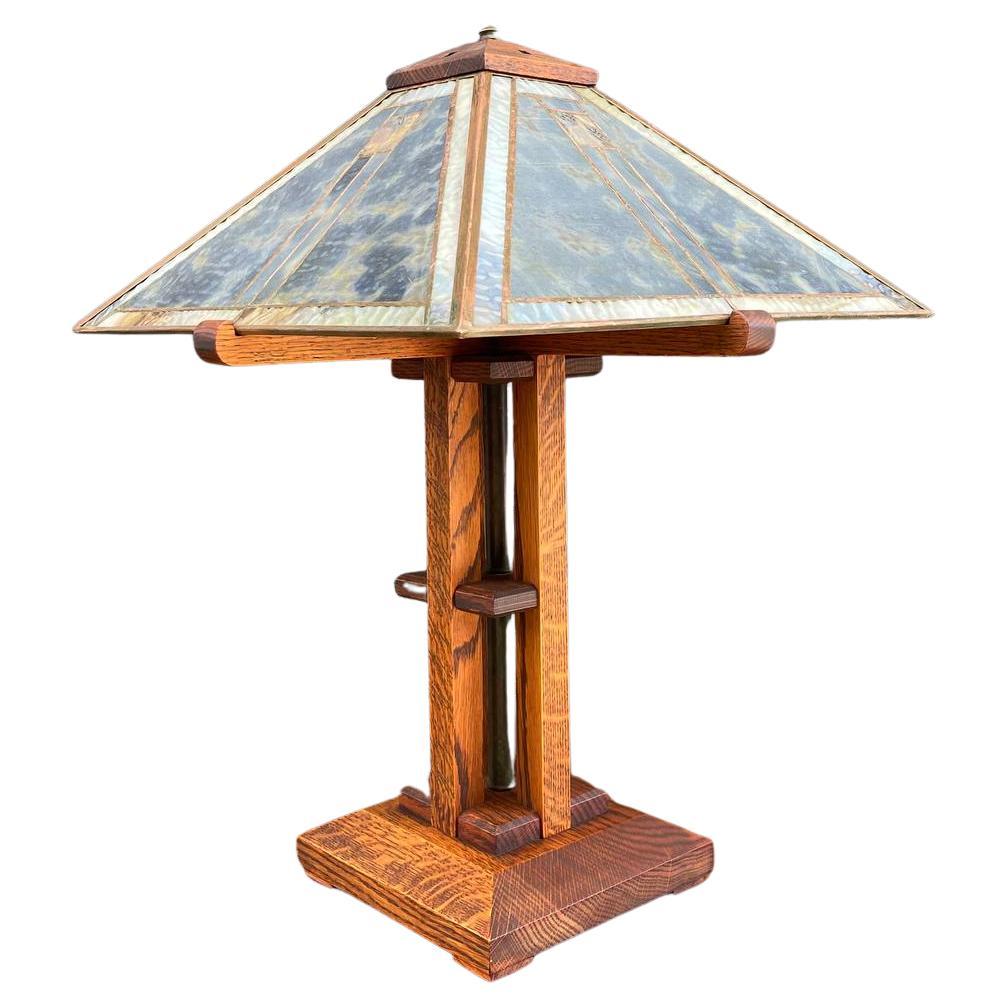 Antigua lámpara de mesa Mission de roble y cristal de escoria