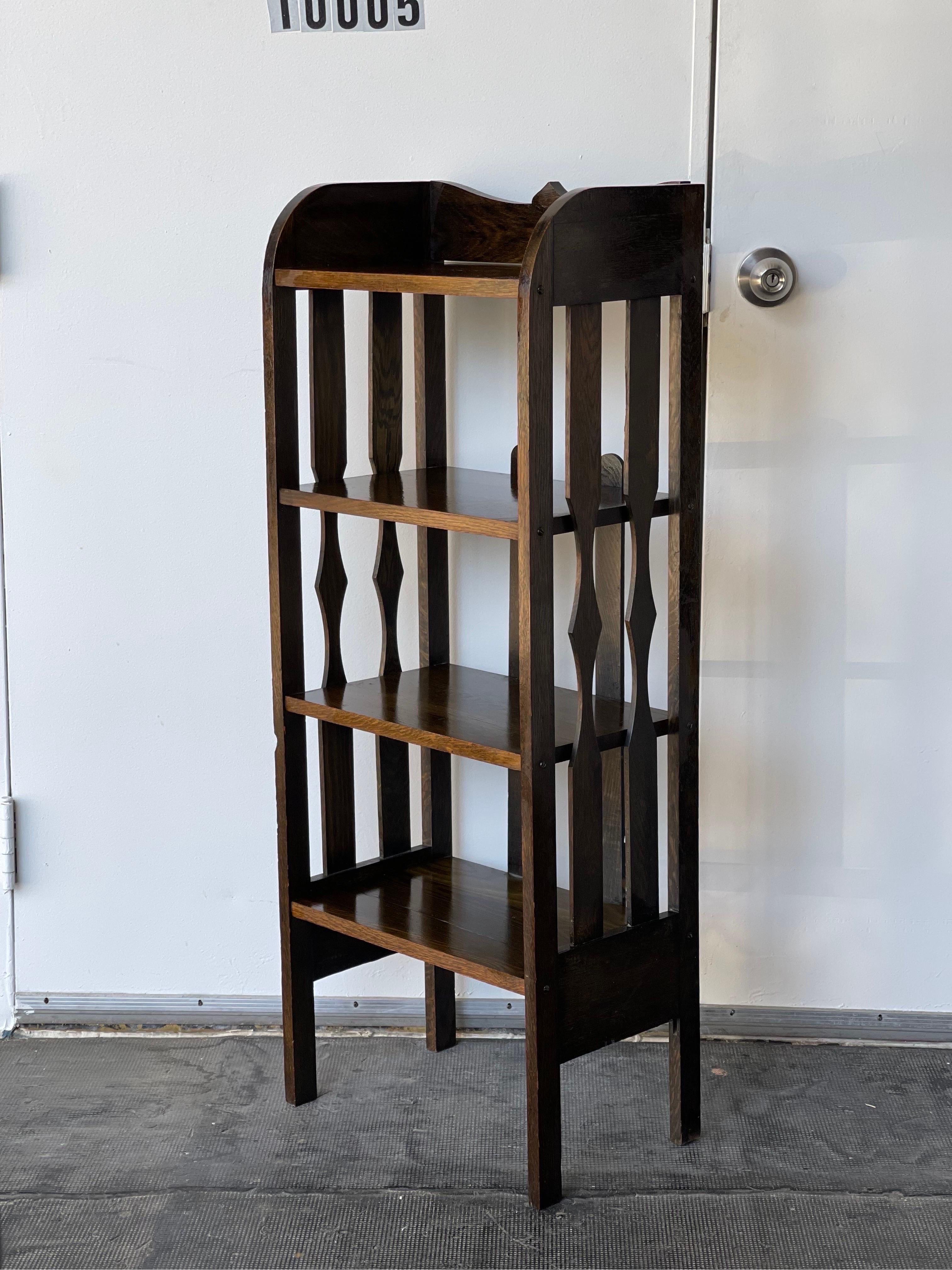 Bibliothèque ou étagère ancienne en chêne de style Mission 

Dimensions. 17 1/2 L ; 11 1/2 P ; 45 H.