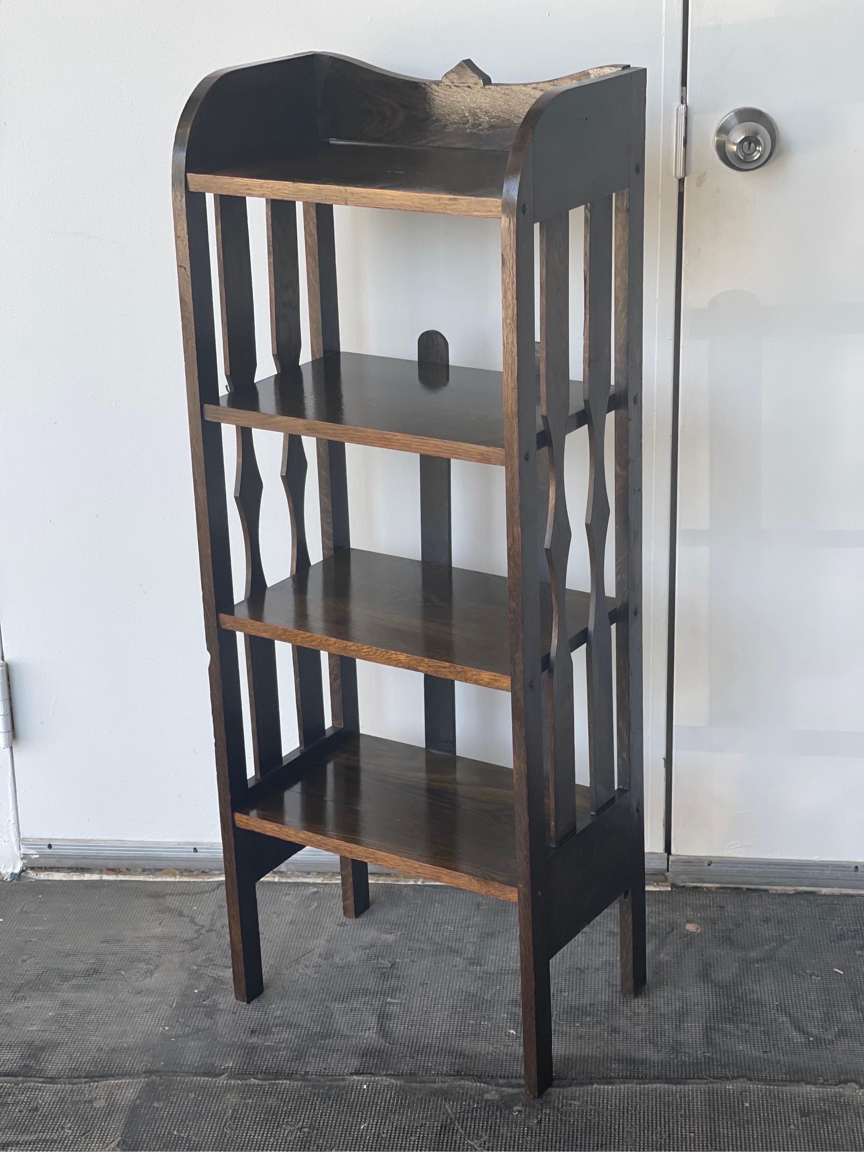 Bibliothèque ou étagère ancienne en chêne de style Mission Bon état - En vente à Seattle, WA