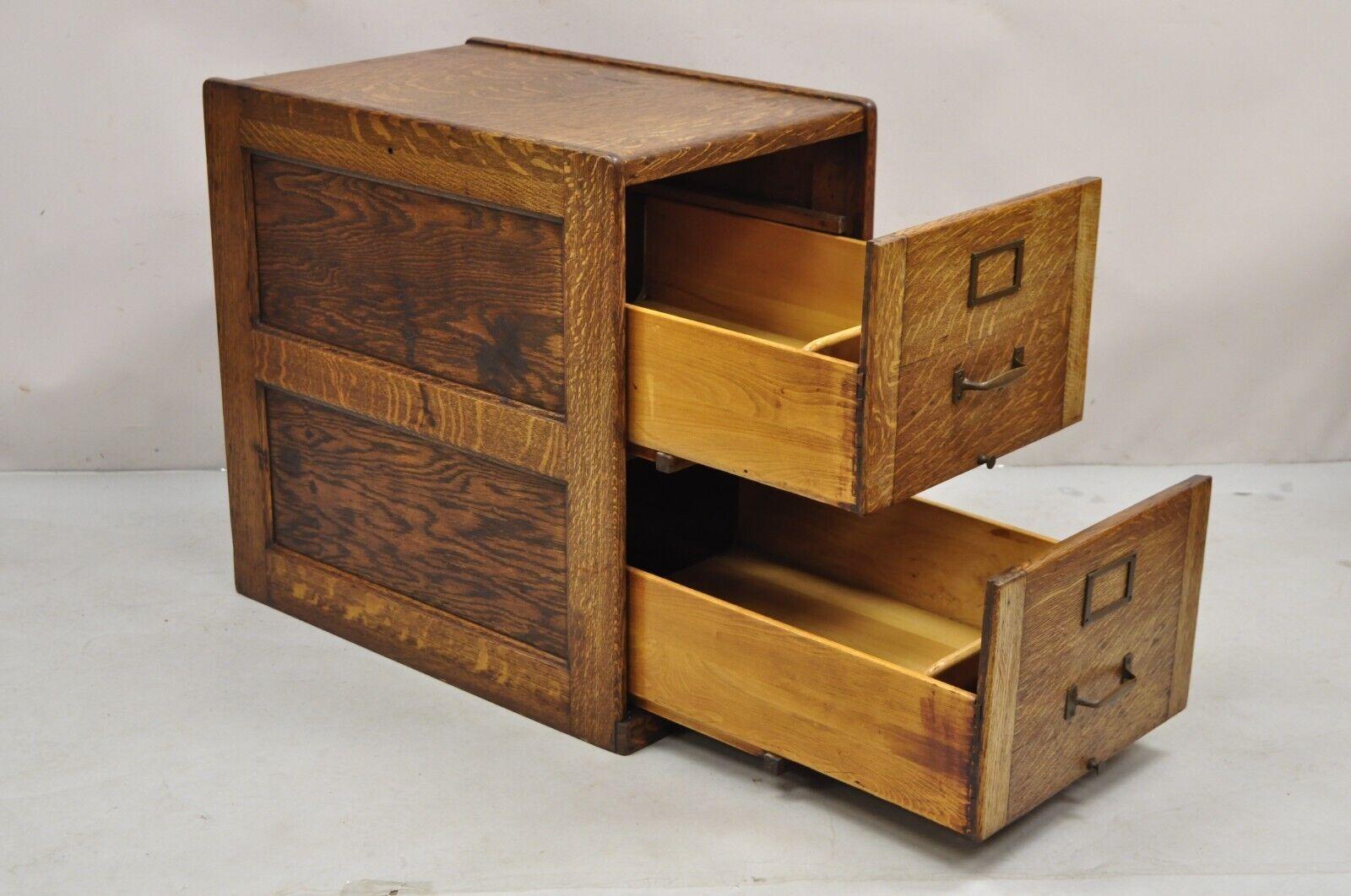 Ancienne armoire de rangement de documents ultérieure Arts & Crafts Mission en bois de chêne avec 2 tiroirs Circa Early 20th Century. Dimensions : 27