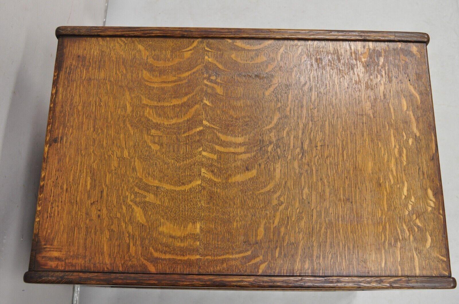 Ancienne armoire de rangement de documents ultérieure Arts & Crafts Mission en bois de chêne avec 2 tiroirs Cir en vente 2