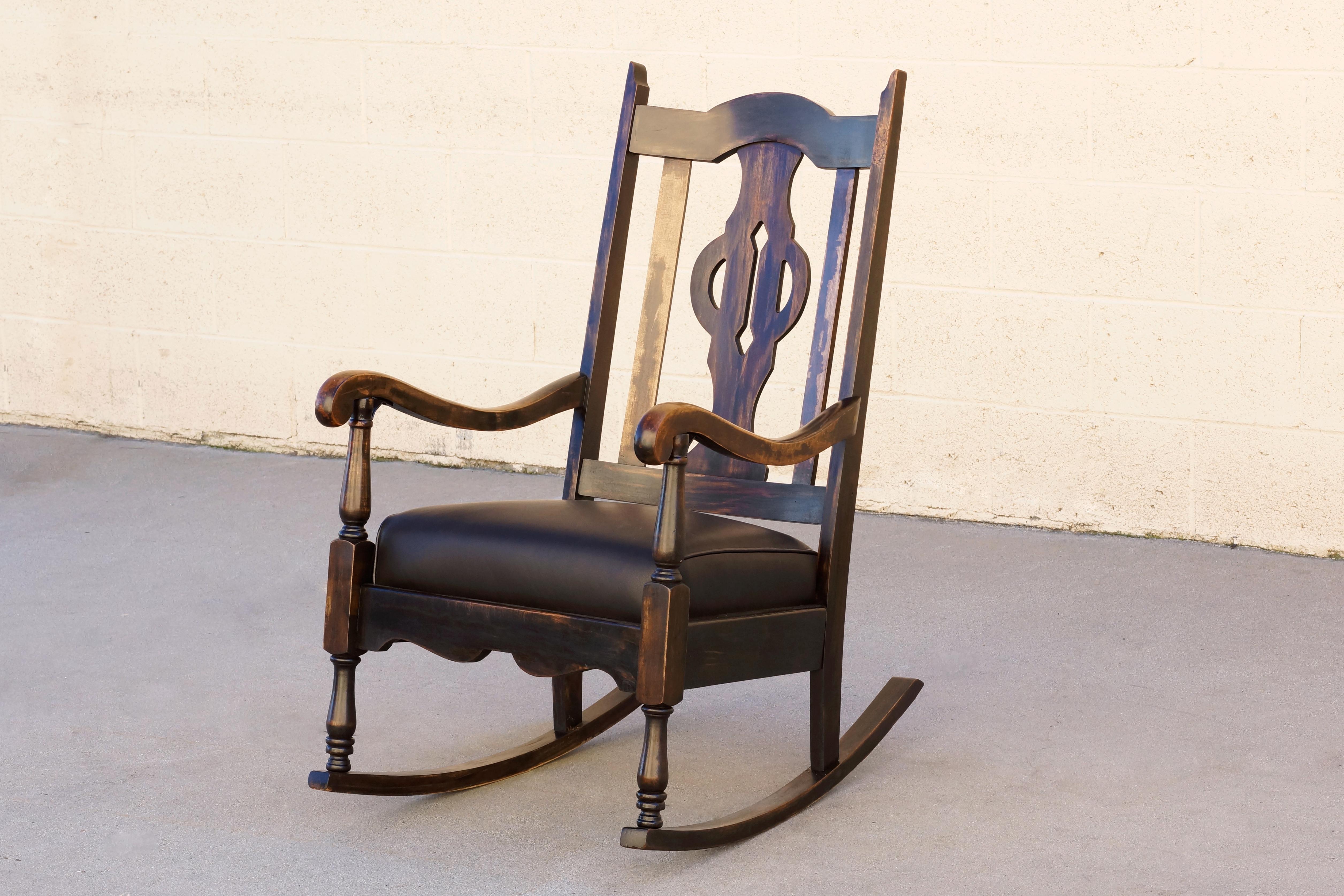 Antique Mission style rocking chair, circa 1900s, with unusual key symbol designed into the seat back. Composed of maple and newly upholstered leather seat. Reconditioned wood.

Dimensions: 22.5