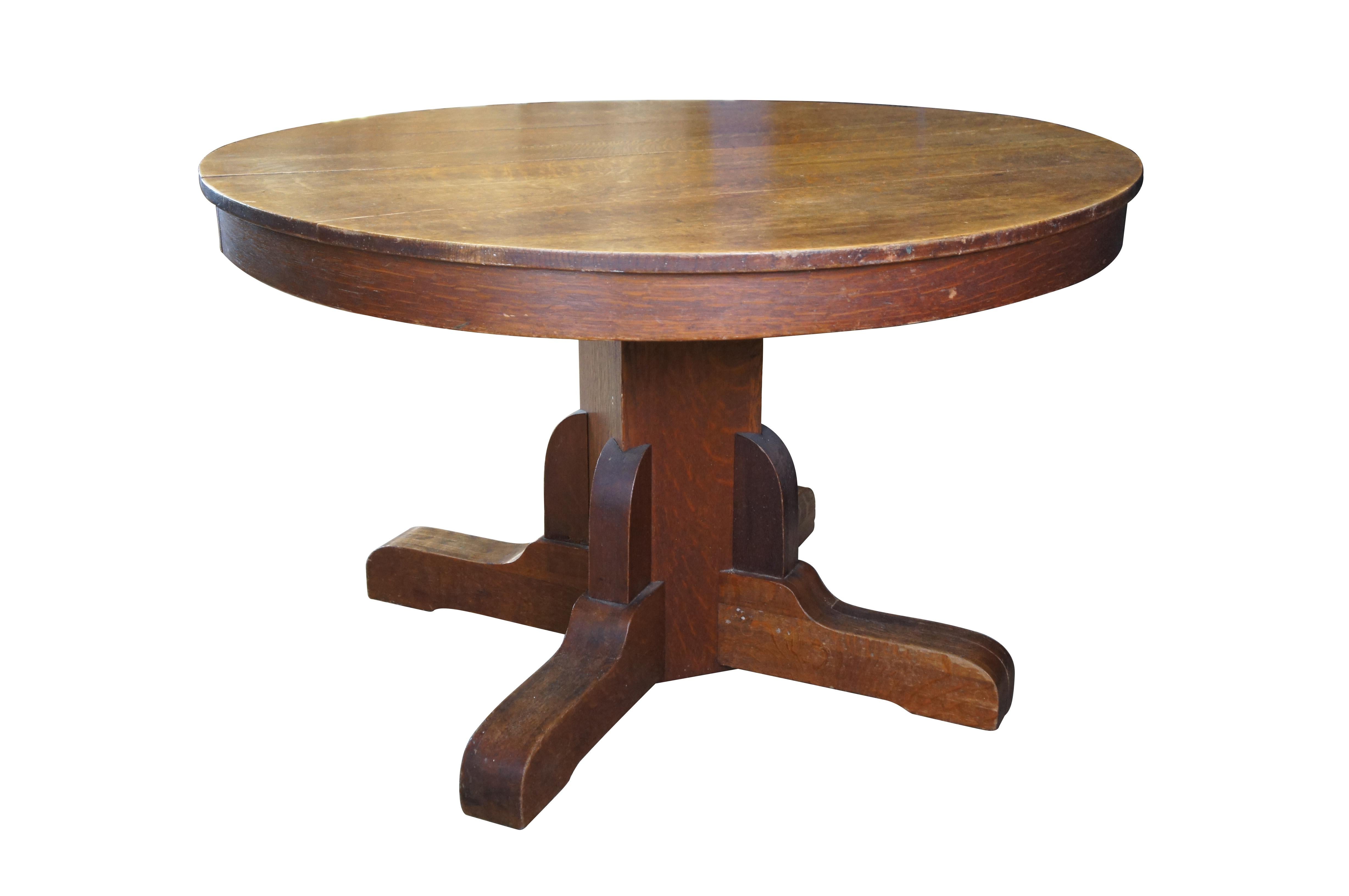 Antique Mission Style Round Quartersawn Oak Pedestal Breakfast Dining Table  In Good Condition For Sale In Dayton, OH