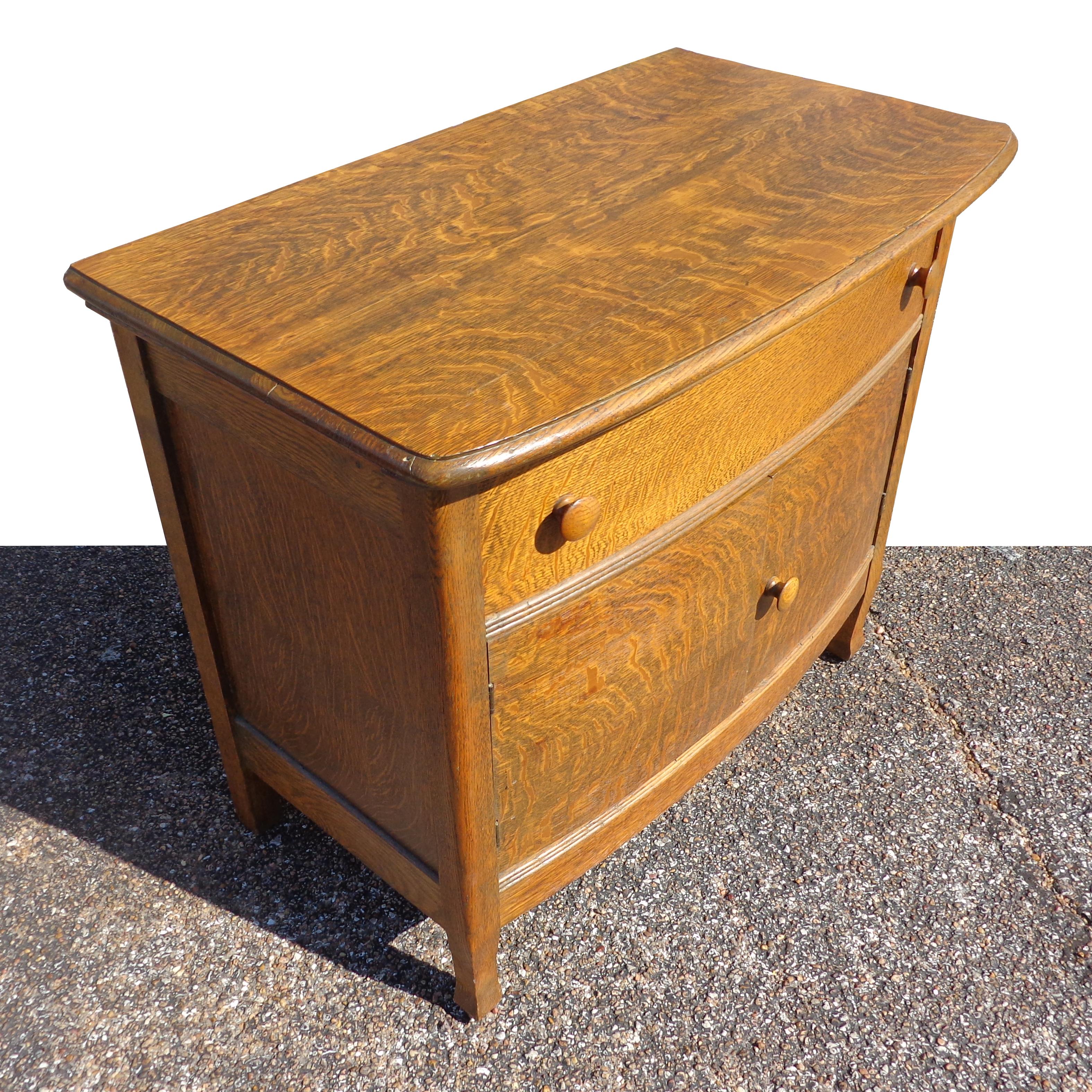 Antique Mission style tiger oak dresser

Antique tiger oak dresser early to mid 1900s. The dresser features stunning tiger oak wood grain and quality American craftsmanship. One drawer and a closed 2 door cabinet below. 

 Measures: 33