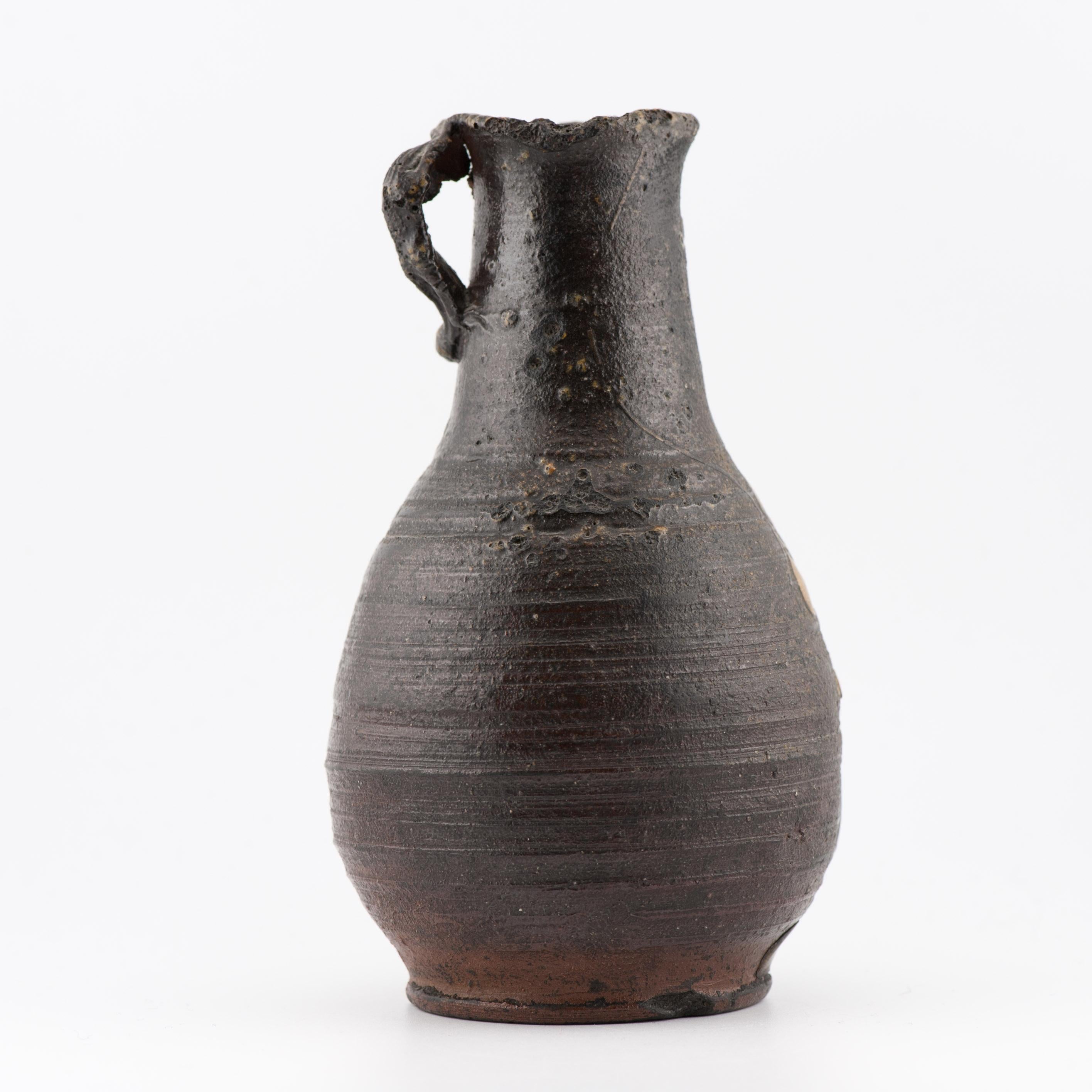 Interesting and finely made mixed metal shibuichi vase. Very cool and of high quality.

marked above the base rim.


Condition
There is a chip to the base rim and the upper rim has some firing flaws, also on the body some bubbles. Size: 15CM