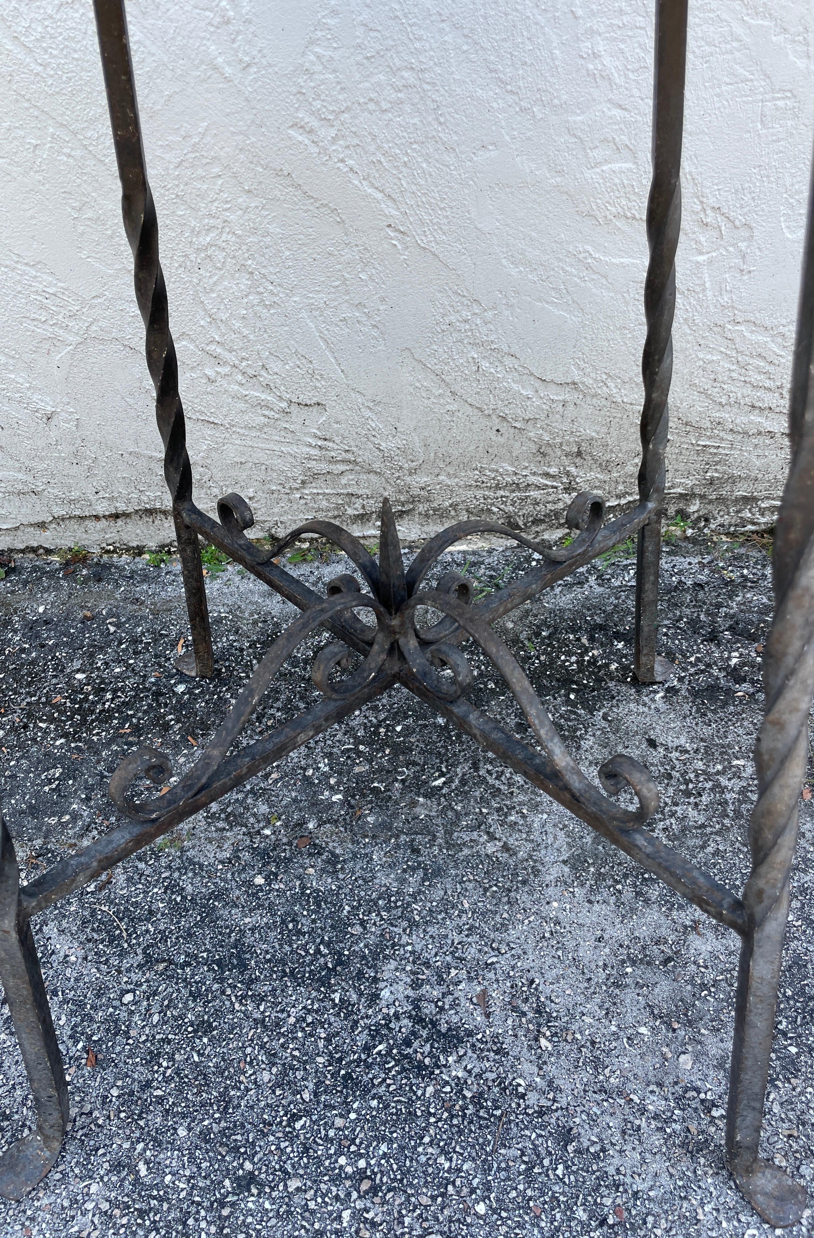Table ancienne en fer forgé avec un grand plateau en carreaux de faïence provenant des Mizner Studios. Cette pièce a été acquise auprès d'une remarquable succession de l'île de Palm Beach. Une table rare et inhabituelle dans son état d'origine.