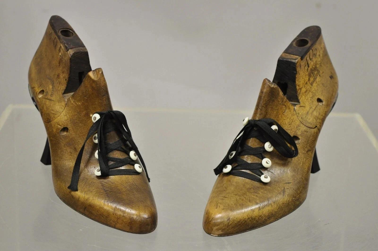 Victorien Antique Mobbs & Lewis Ltd Wooden English Pair Shoe Lasts Womens Heel Shelf (étagère à talons pour femmes) en vente