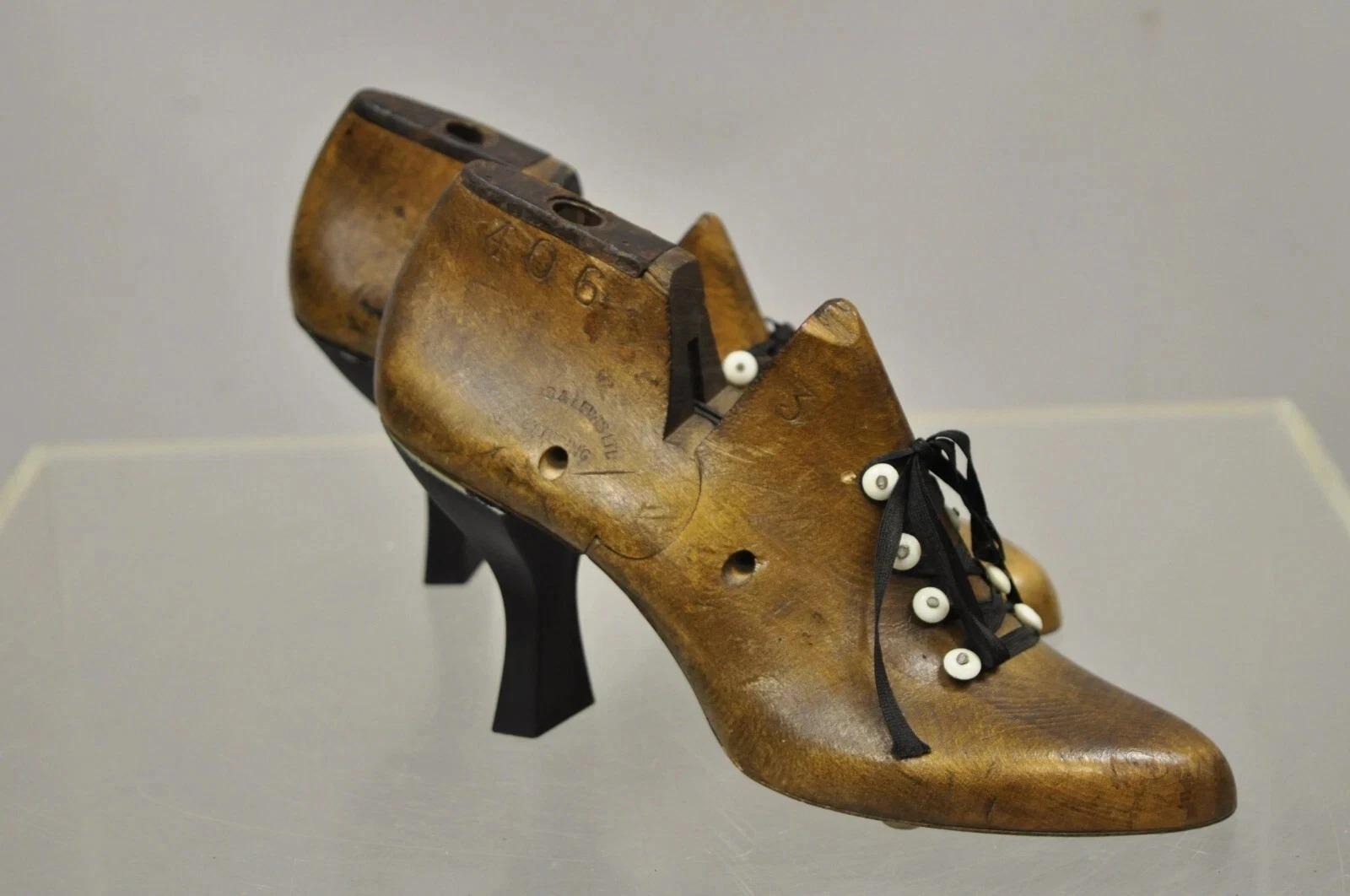 Inconnu Antique Mobbs & Lewis Ltd Wooden English Pair Shoe Lasts Womens Heel Shelf (étagère à talons pour femmes) en vente