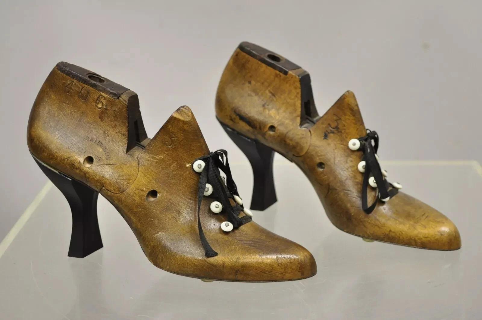 Antique Mobbs & Lewis Ltd Wooden English Pair Shoe Lasts Womens Heel Shelf (étagère à talons pour femmes) Bon état - En vente à Philadelphia, PA