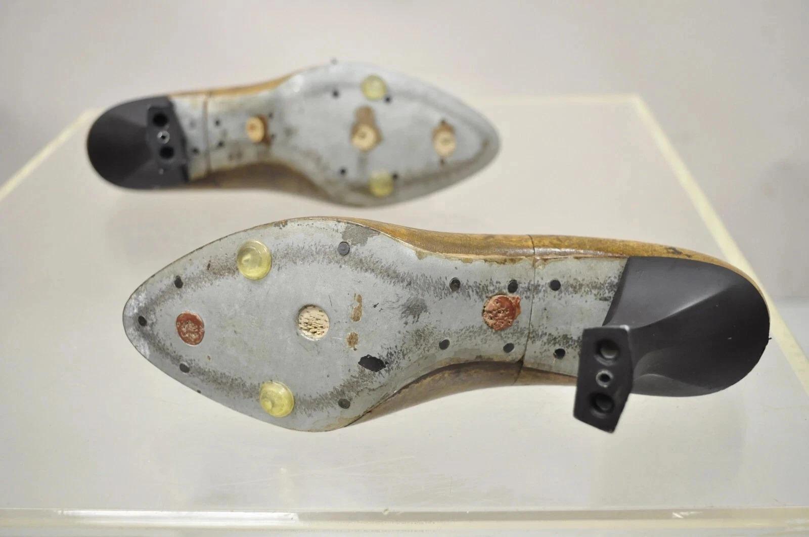 Antique Mobbs & Lewis Ltd Wooden English Pair Shoe Lasts Womens Heel Shelf (étagère à talons pour femmes) en vente 1