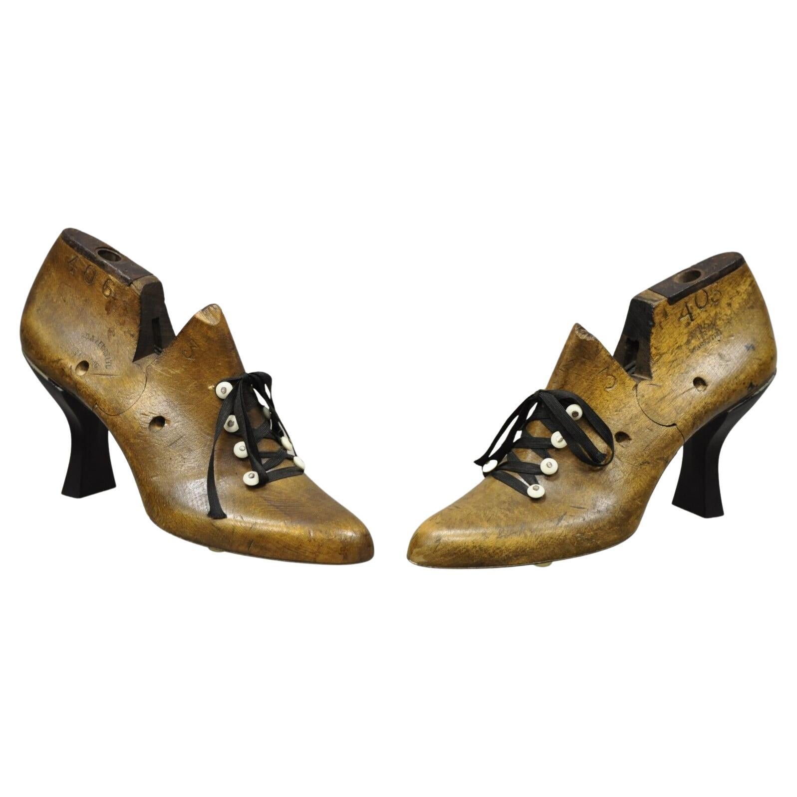 Antike Mobbs & Lewis Ltd hölzerne Englisch Schuh Leisten Womens Heel, ein Paar im Angebot