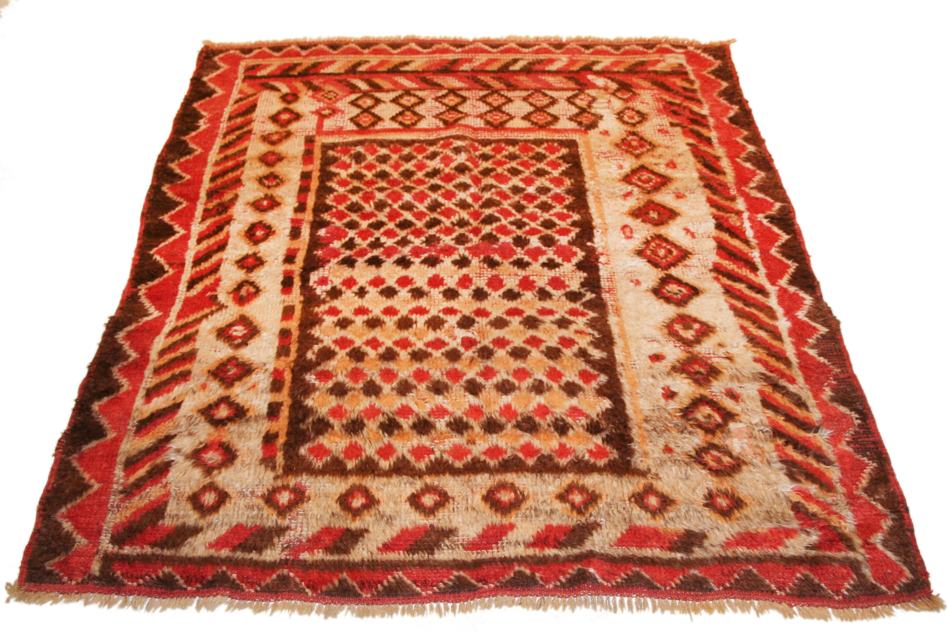 Tulu-Teppiche sind eine der frühesten Formen der Nomadenflor-Webkunst und werden in der Regel mit einem mittel hohen Flor geknüpft, da sie als Teppiche für das Zelt gedacht waren. Die Muster sind recht einfach, von völlig offenen Feldern bis hin zu