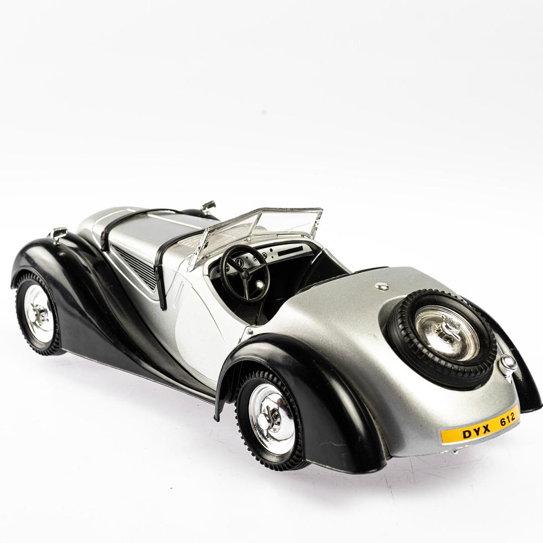 Arising from the collaboration of the automobile brands, these exclusive antique model cars are 1:10 scale models that took over 4,000 hours to develop, drawing information on finishes, materials, images and original designs from their archives. As