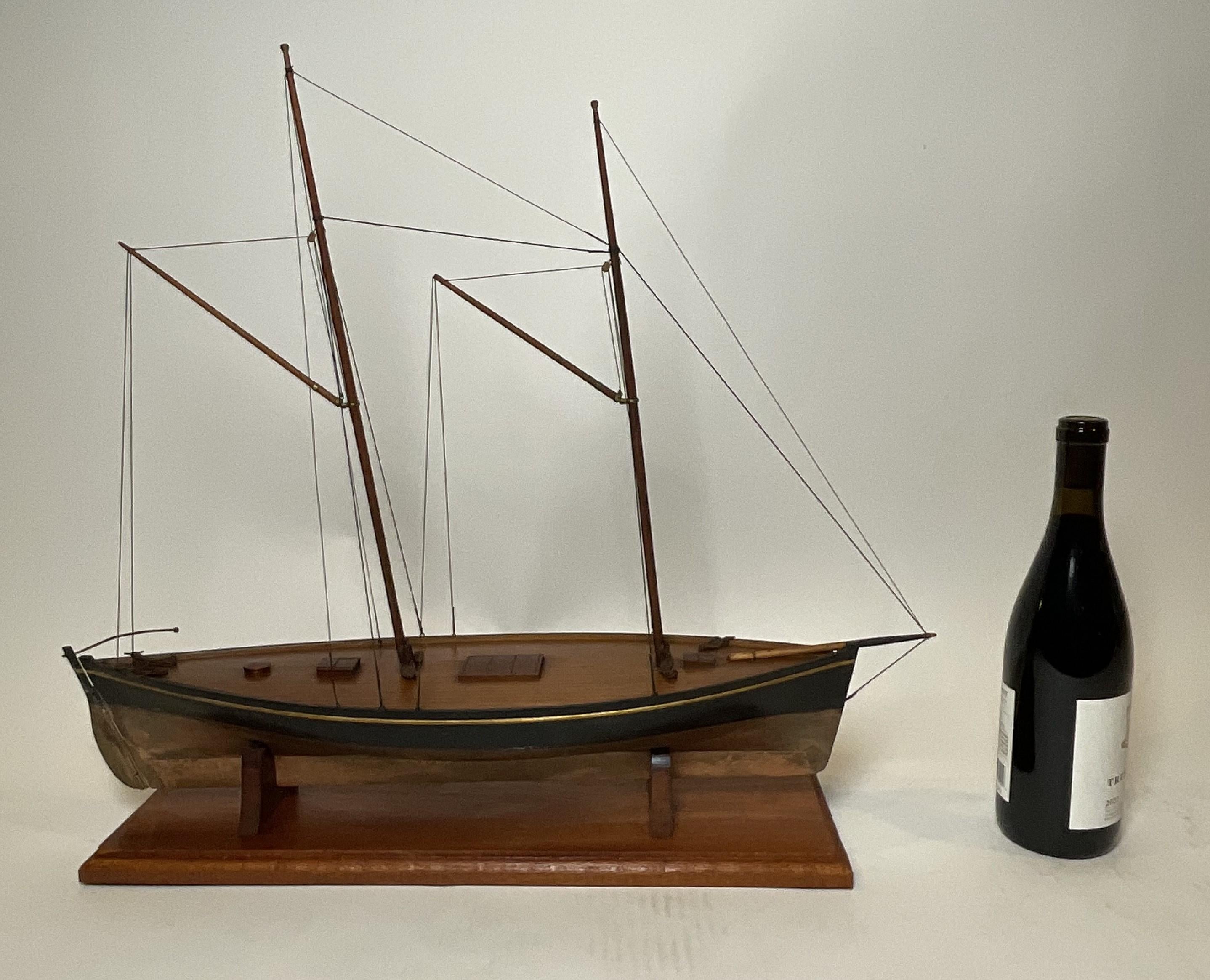 Antico modello di nave commerciale fluviale a doppia estremità con alberi incernierati per passare sotto i ponti e ponte verniciato. Lo scafo è dipinto di nero e oro. Modello di qualità.

Peso:    4 libbre.
Dimensioni complessive:    24 